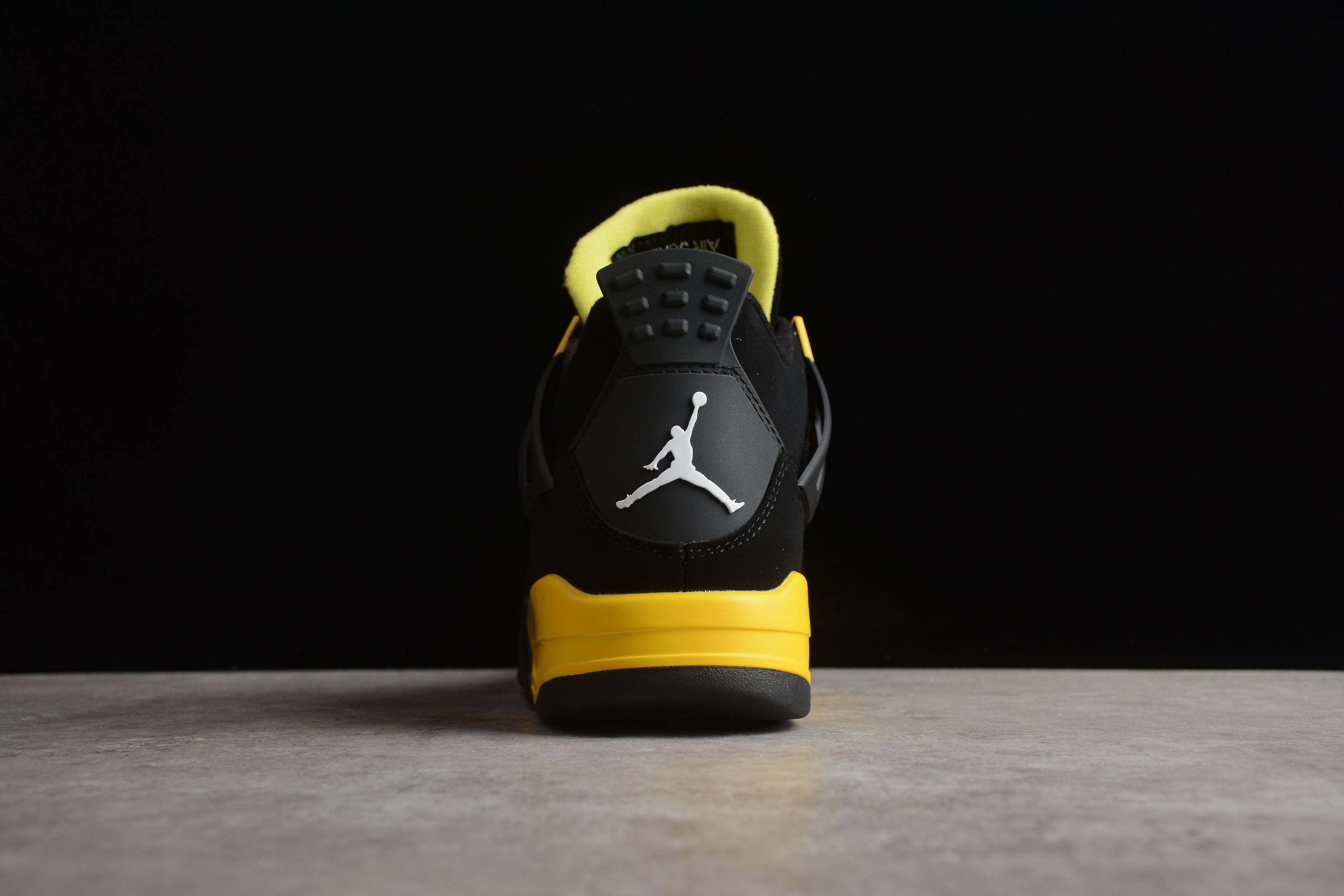 Air Jordan 4 – Negro / Amarillo