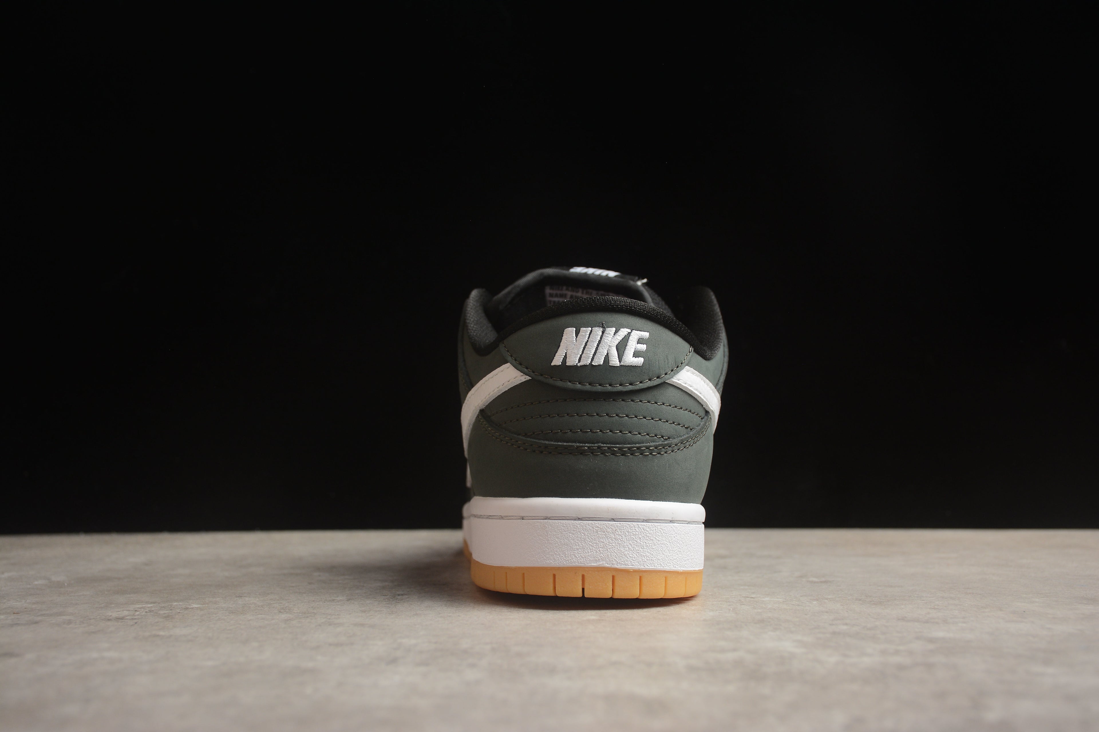 Dunk SB – Gris Oscuro / Blanco