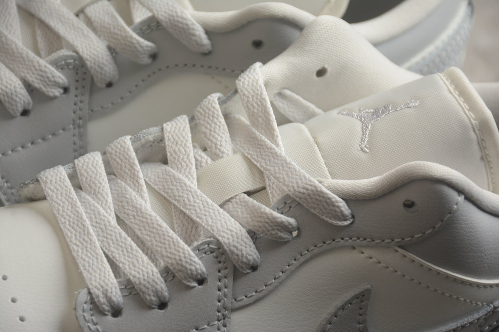 Jordan 1 Low – Beige Claro / Blanco