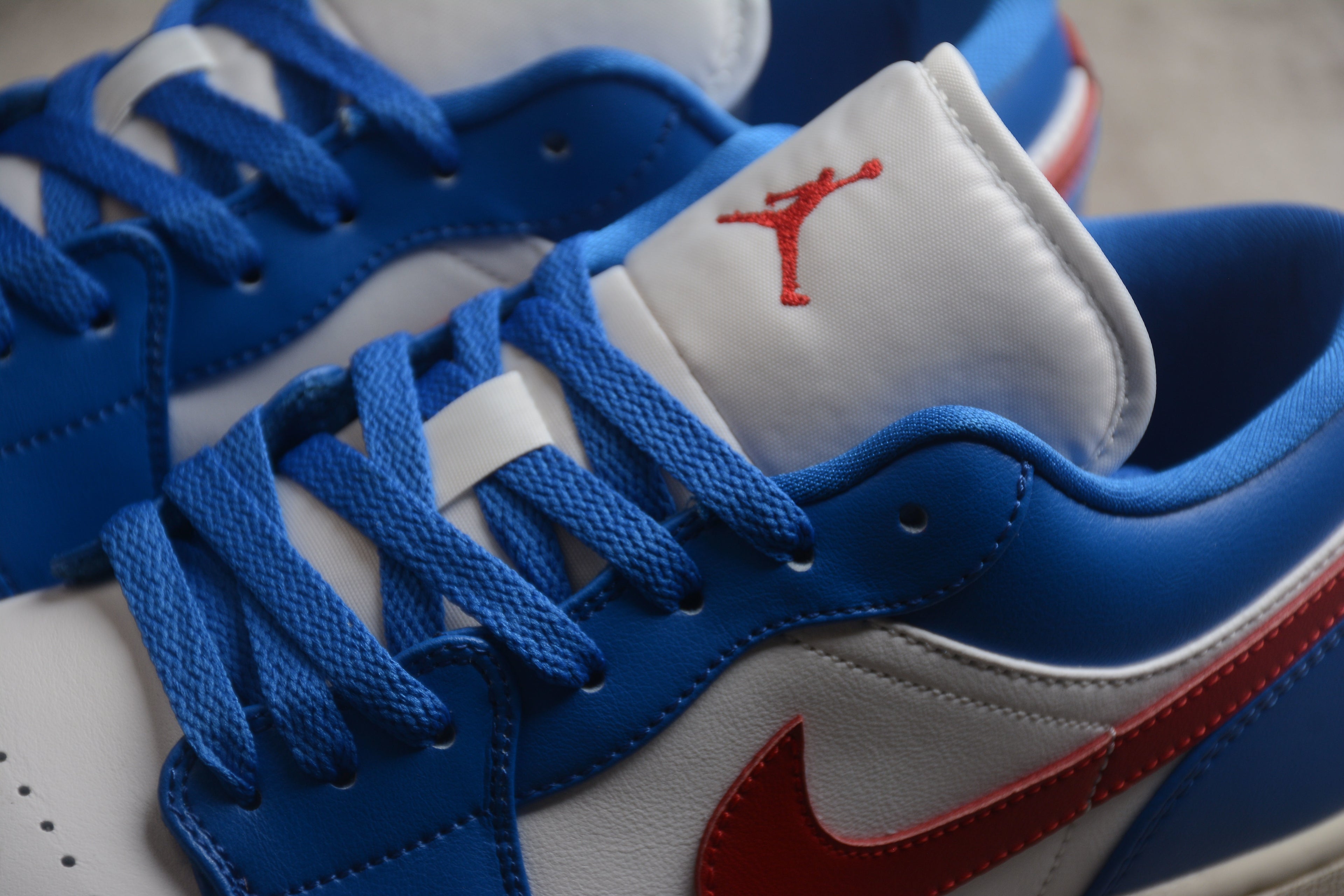 Jordan 1 Low – Azul / Blanco / Rojo