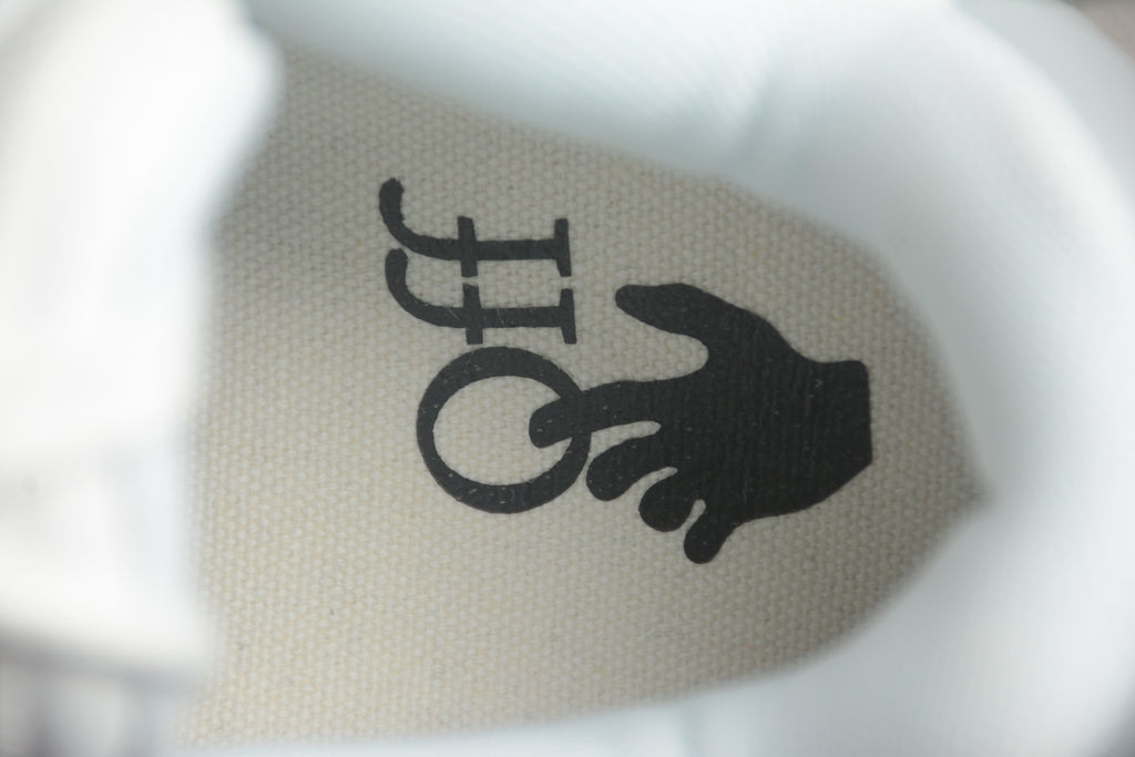 Off-White – Blanco / Gris