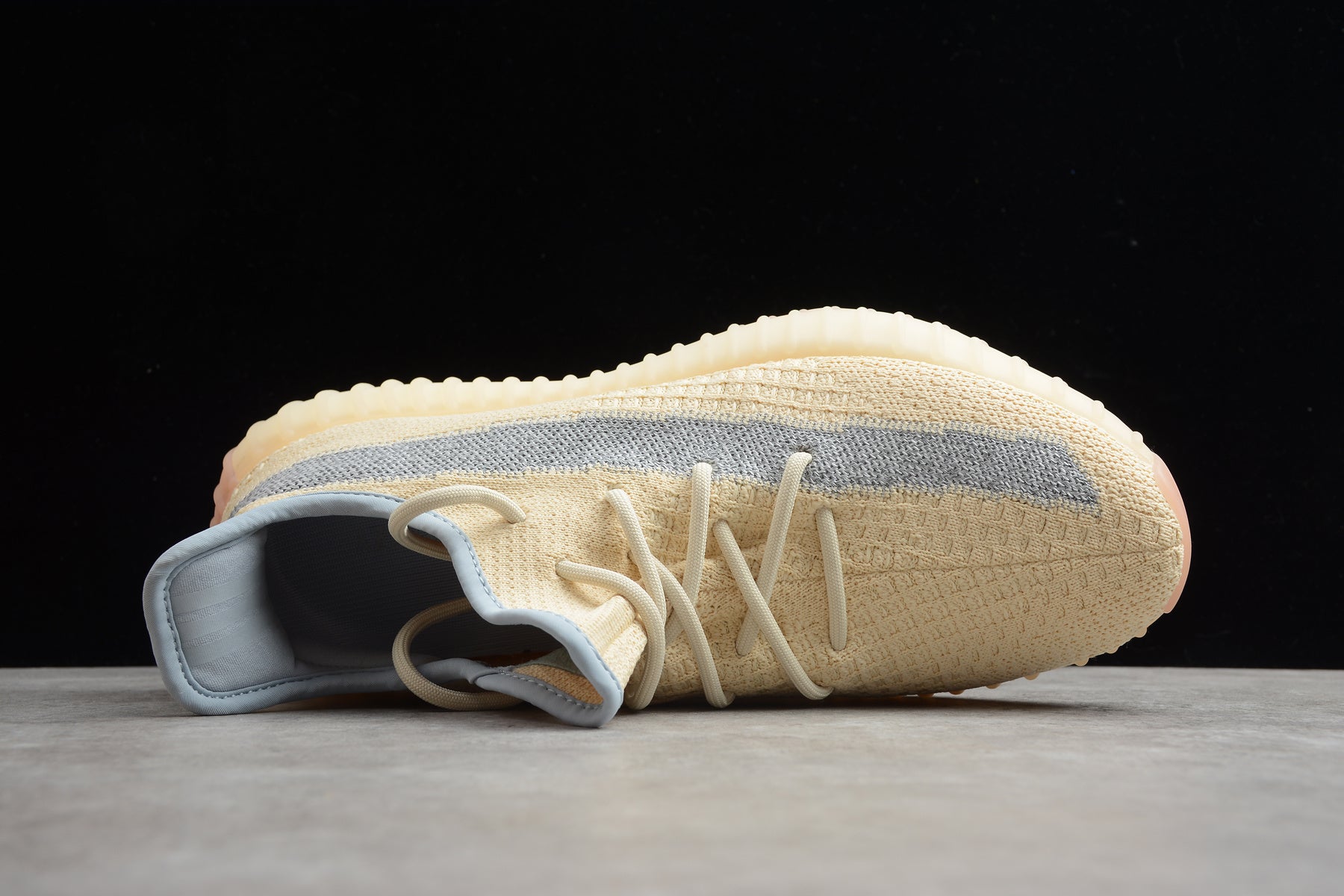 Adidas Yeezy 350 – Beige / Gris