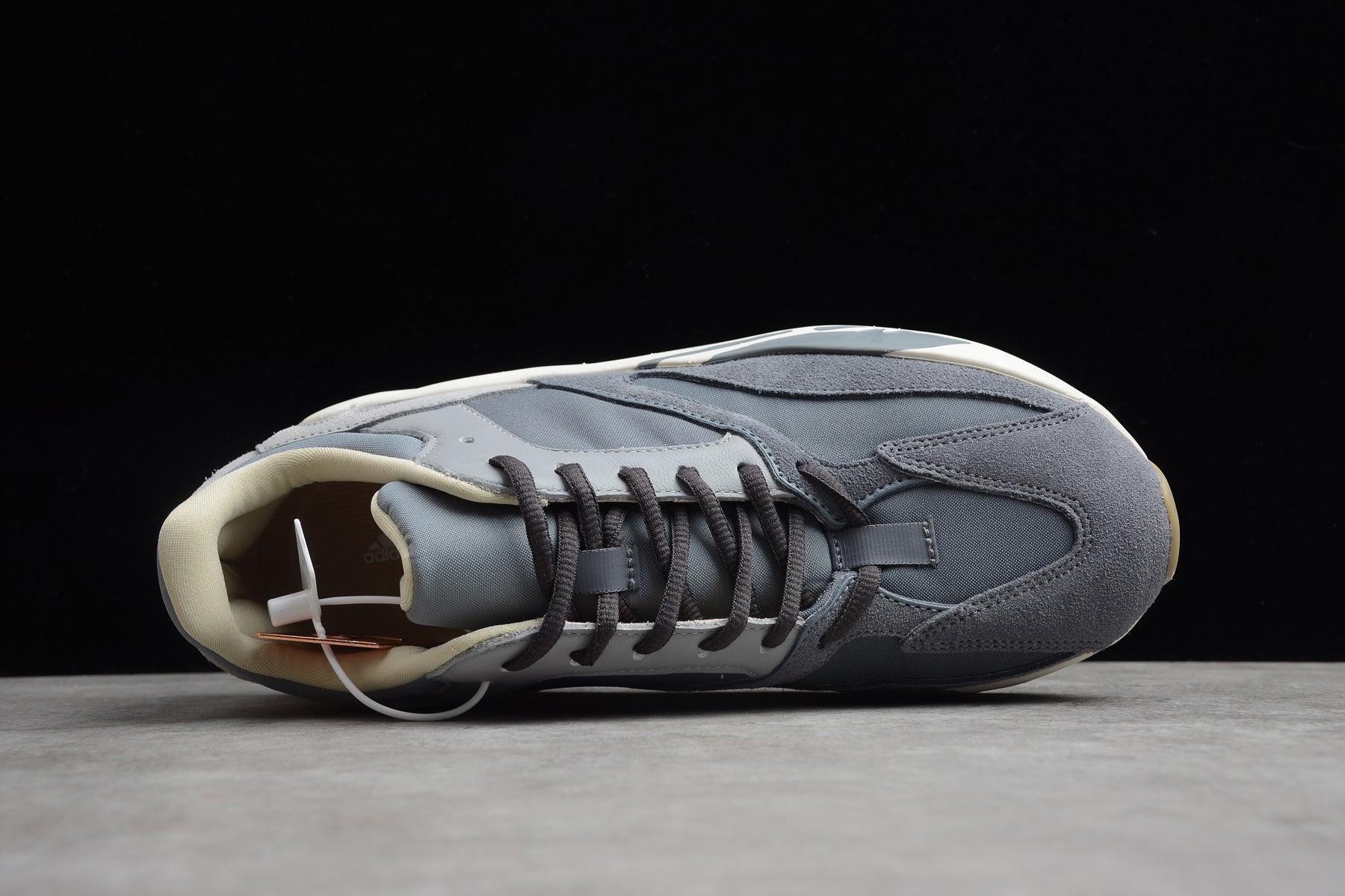 Adidas Yeezy 700 – Gris / Blanco