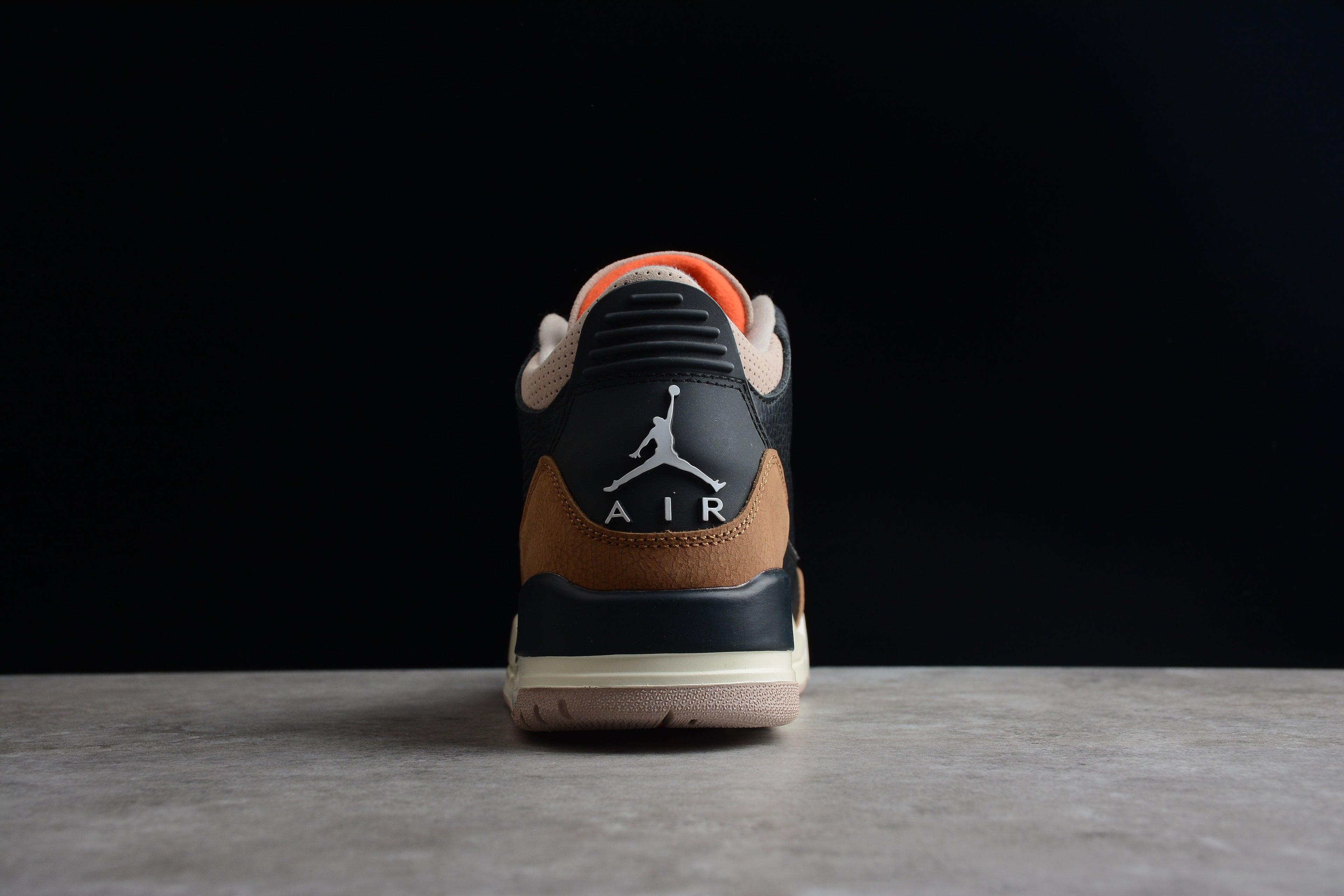 Air Jordan 3 – Negro / Marrón
