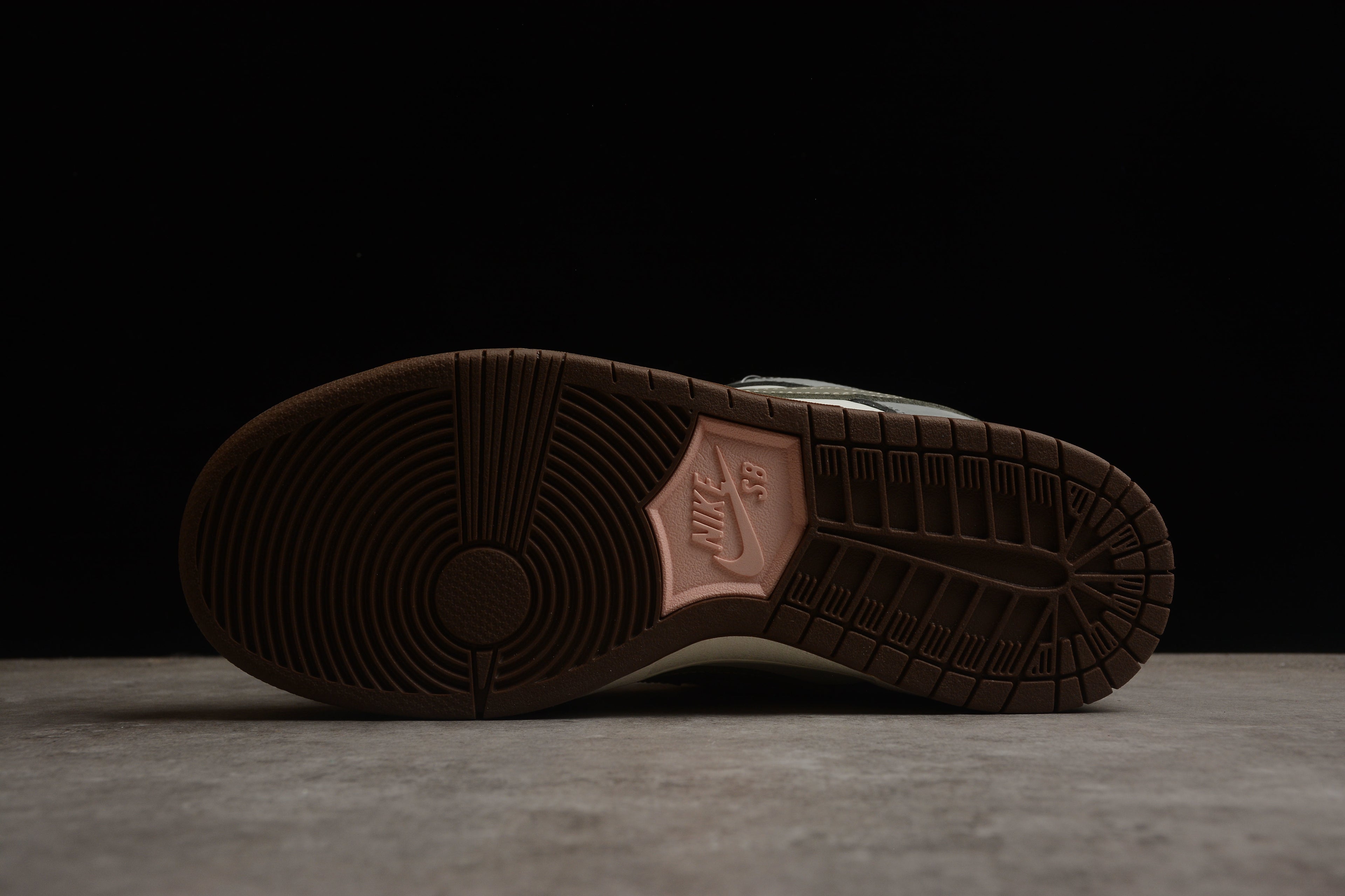 Dunk SB – Gris / Marrón / Rosa