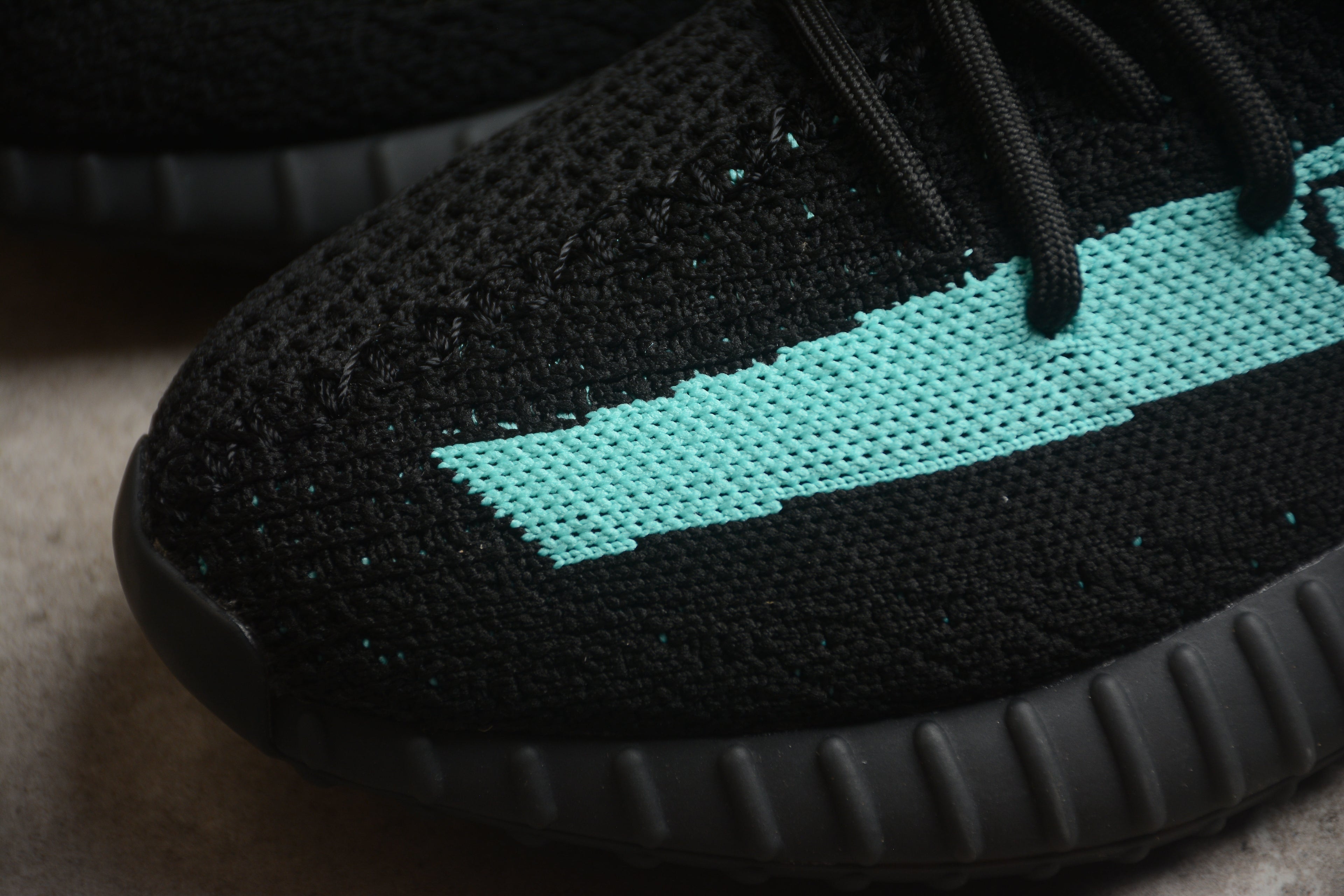 Adidas Yeezy 350 – Negro / Azul