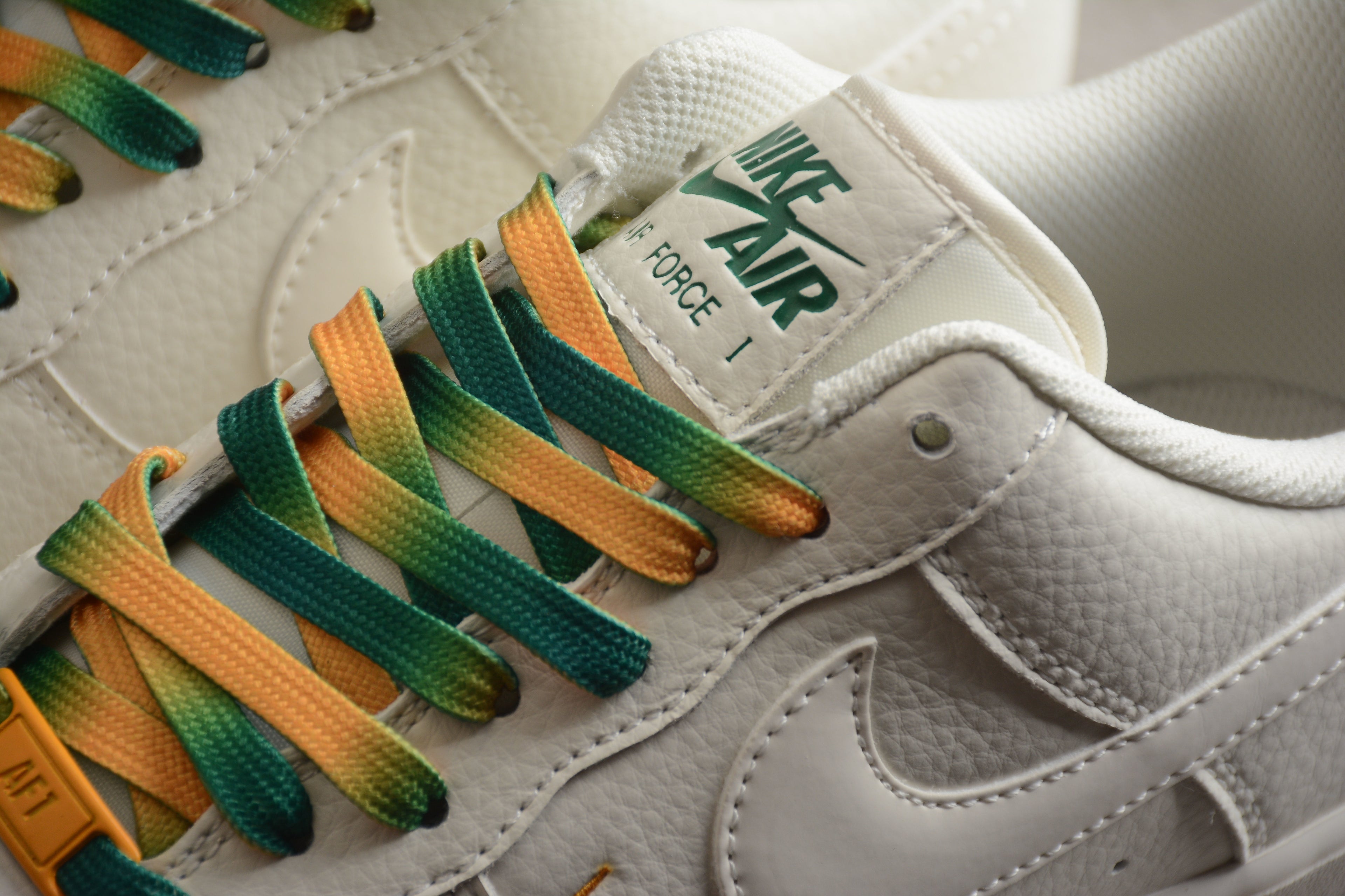 Nike Air Force 1 Low – Blanco / Amarillo / Verde
