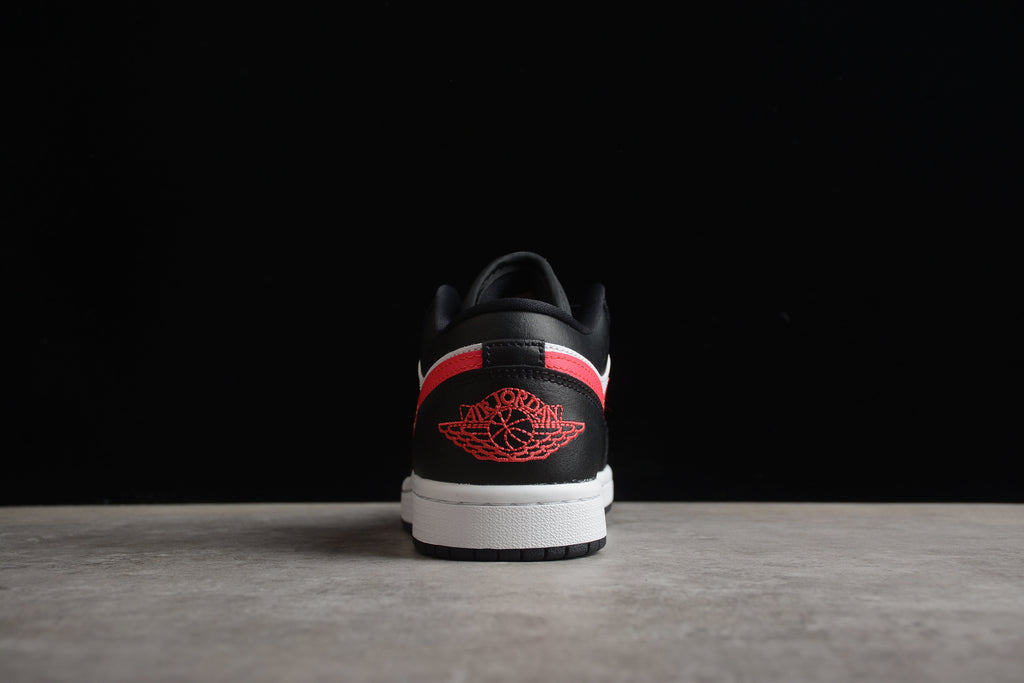 Jordan 1 Low – Negro / Blanco / Rosa