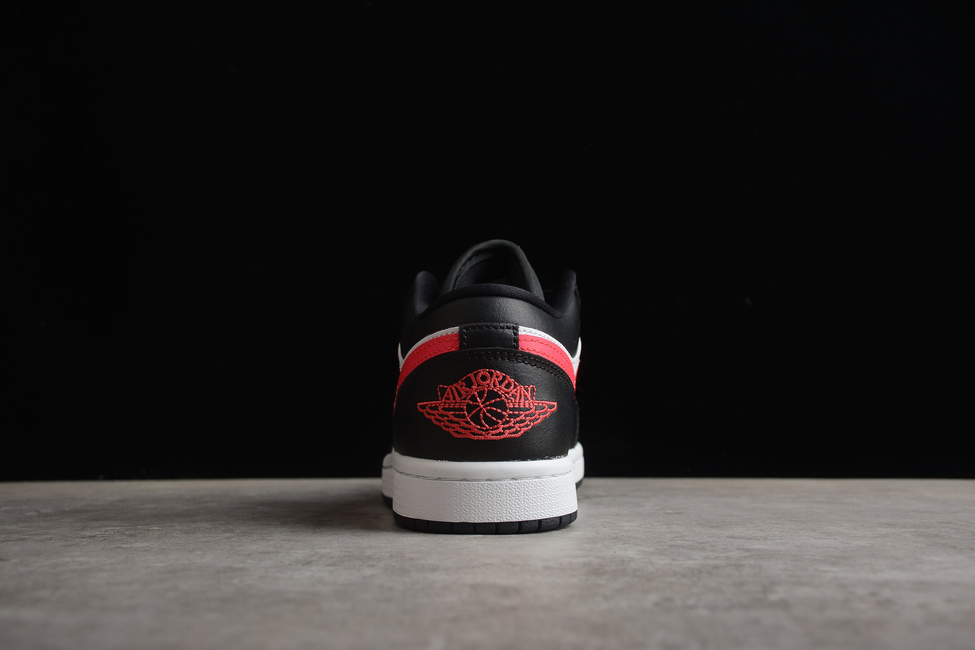 Jordan 1 Low – Negro / Blanco / Rosa