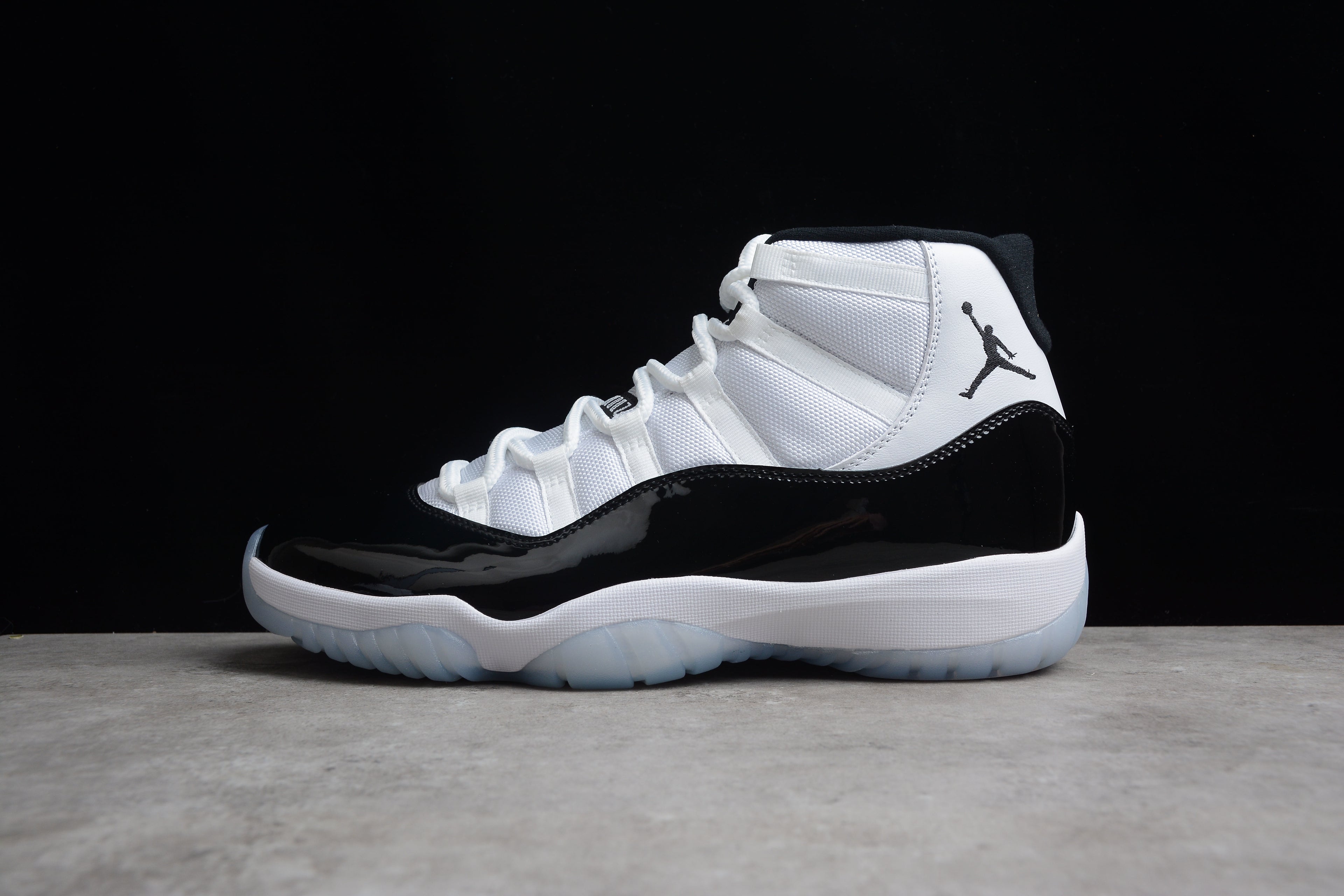 Air Jordan 11 – Blanco / Negro