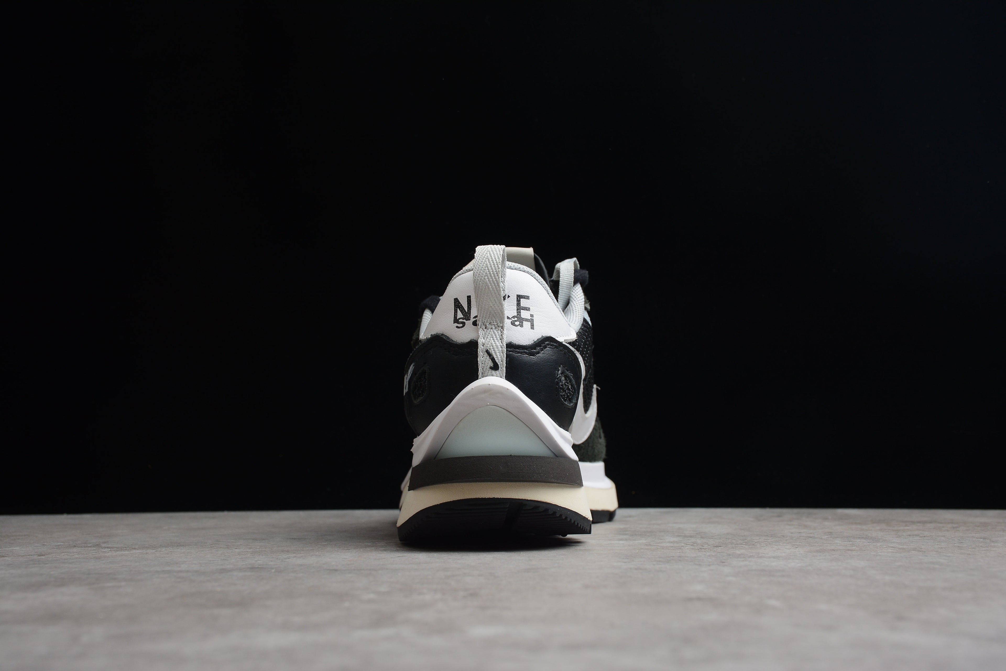 Sacai x VaporWaffle – Negro / Blanco