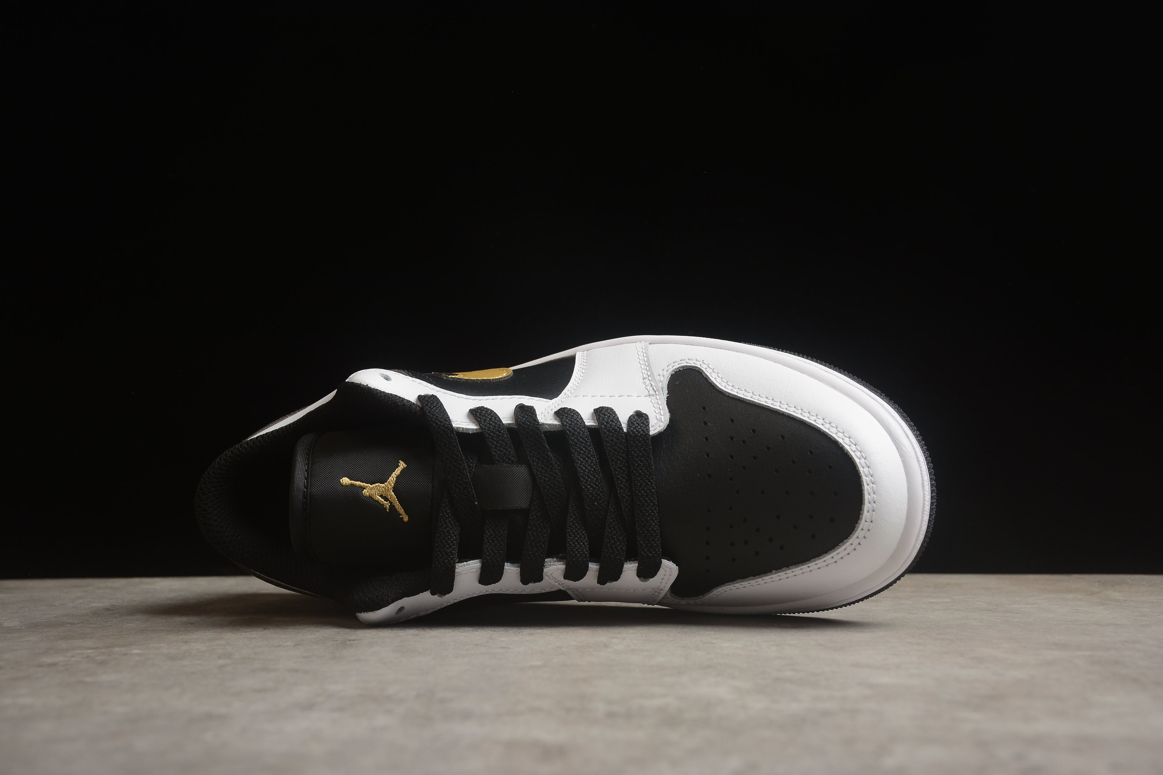 Jordan 1 Low – Blanco / Negro / Dorado