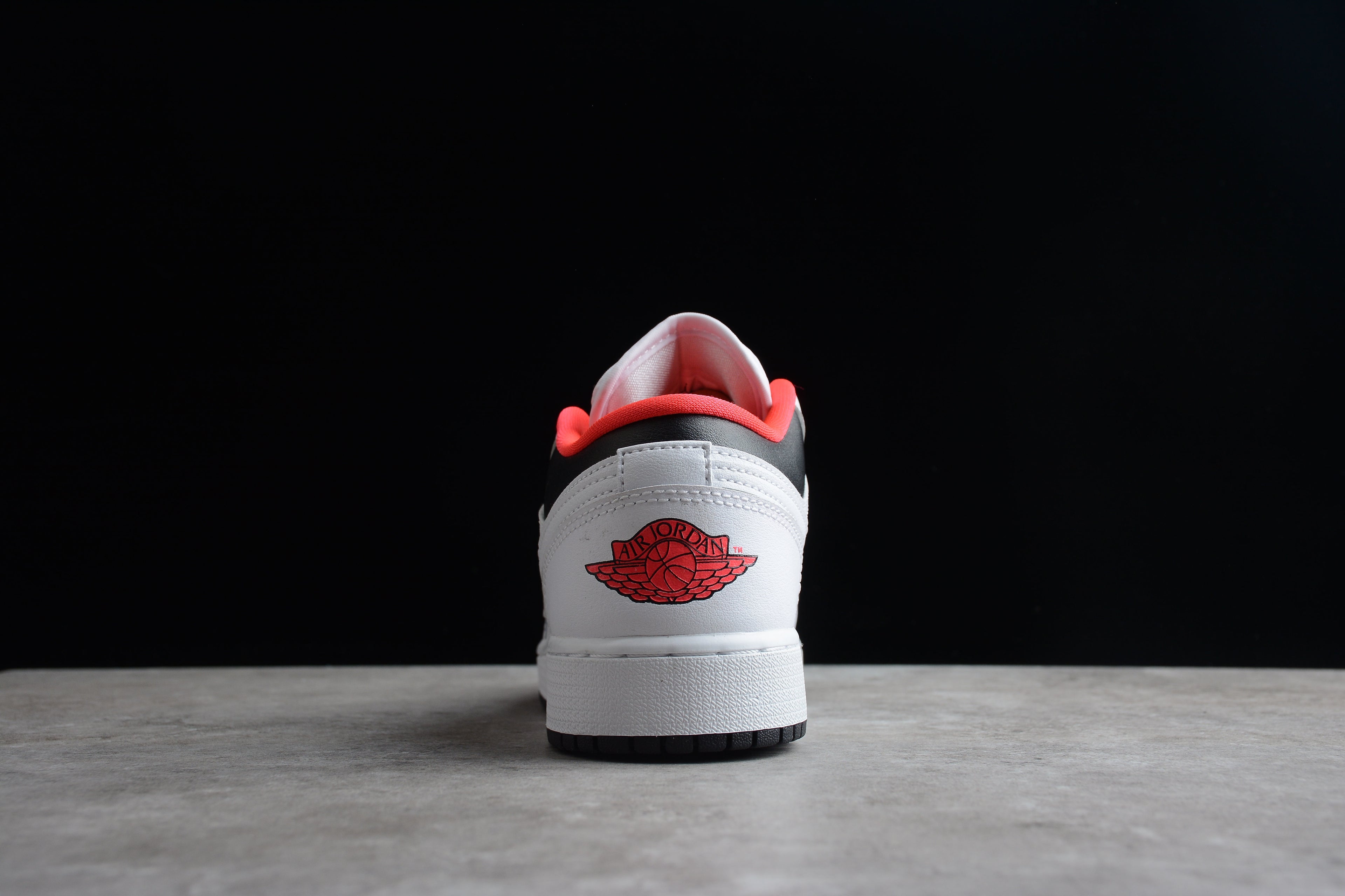Jordan 1 Low – Blanco / Rosa / Negro