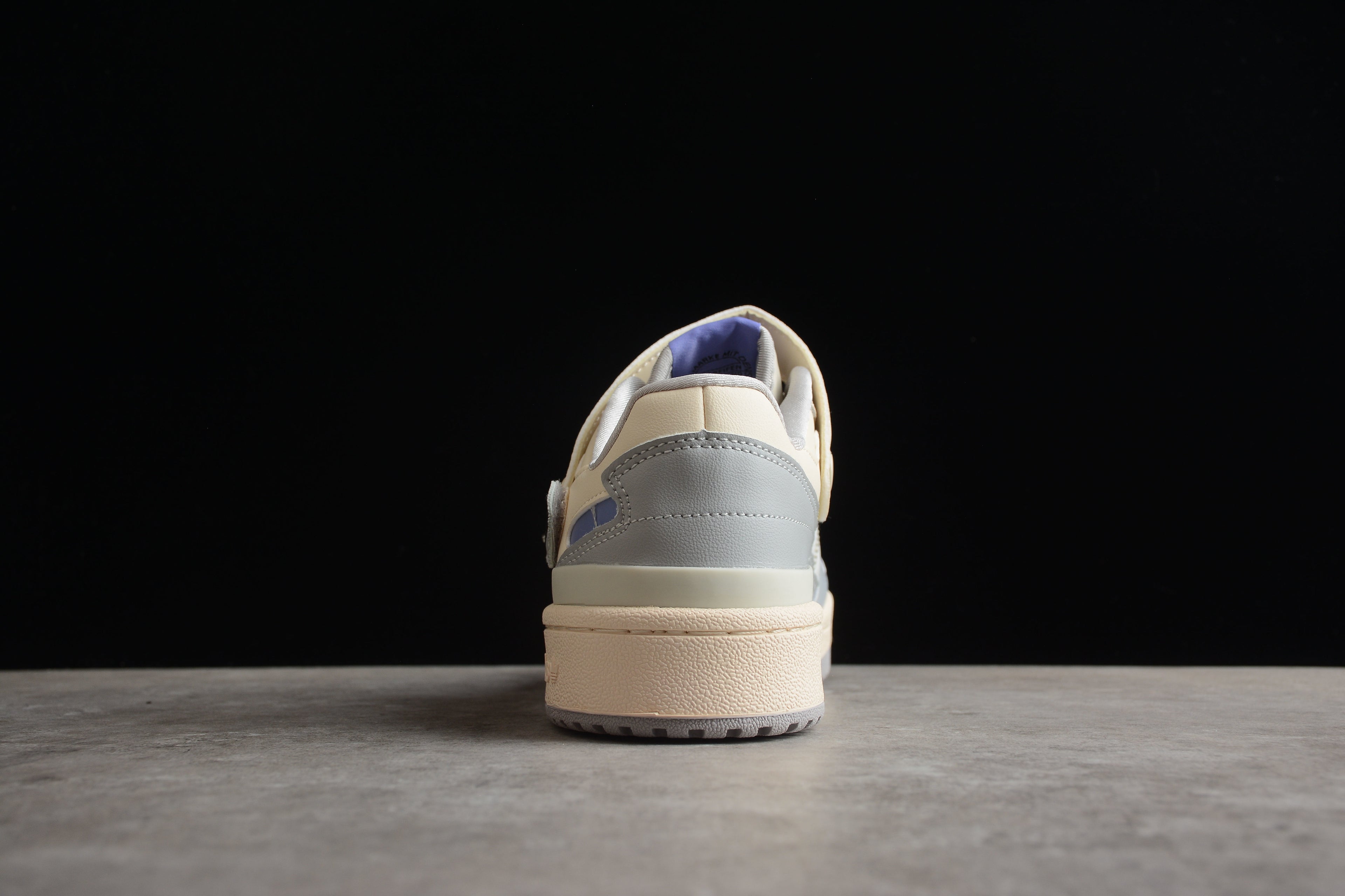 Adidas Forum – Beige con Detalles Azules