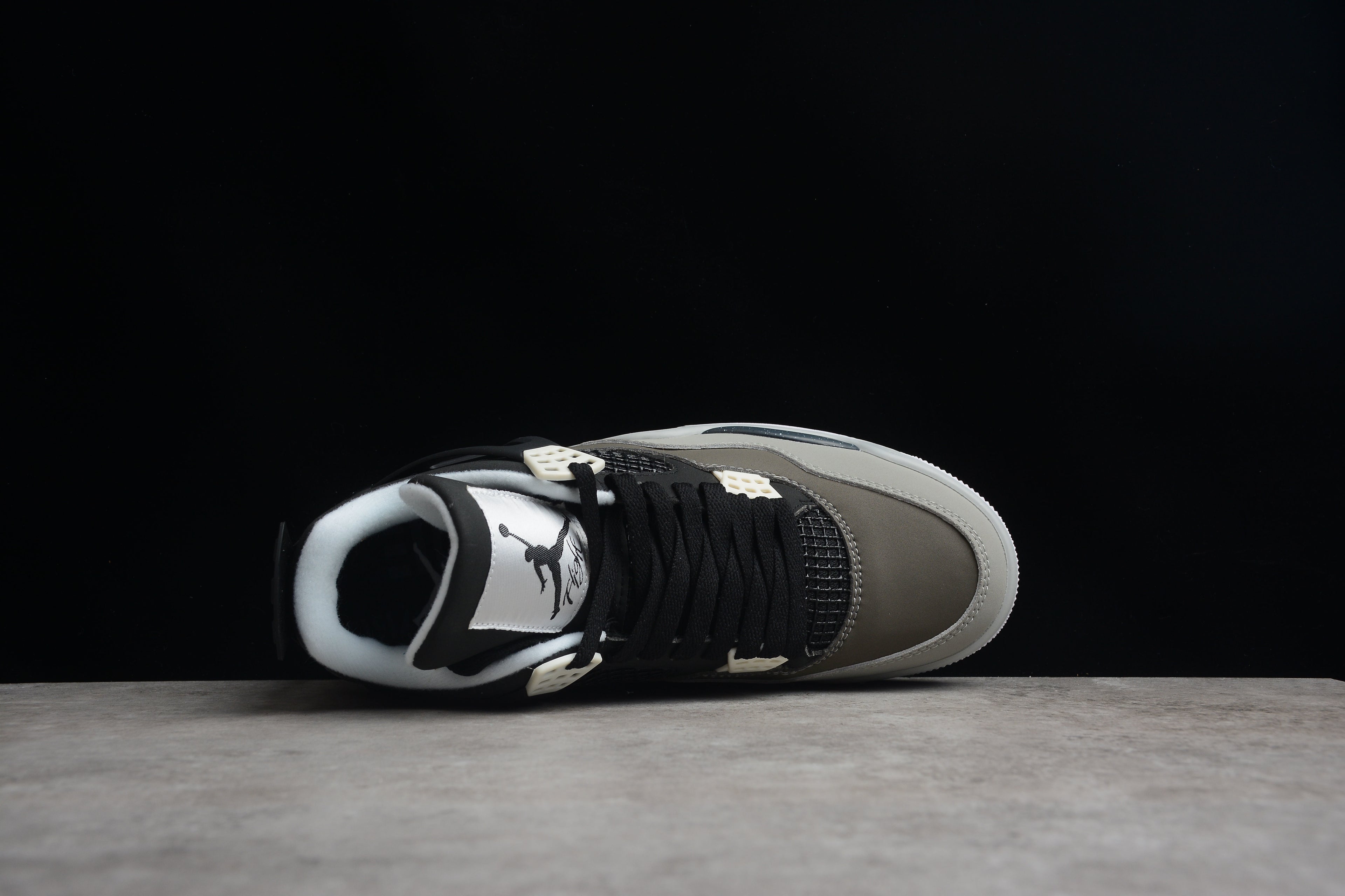 Air Jordan 4 – Tonos de Gris