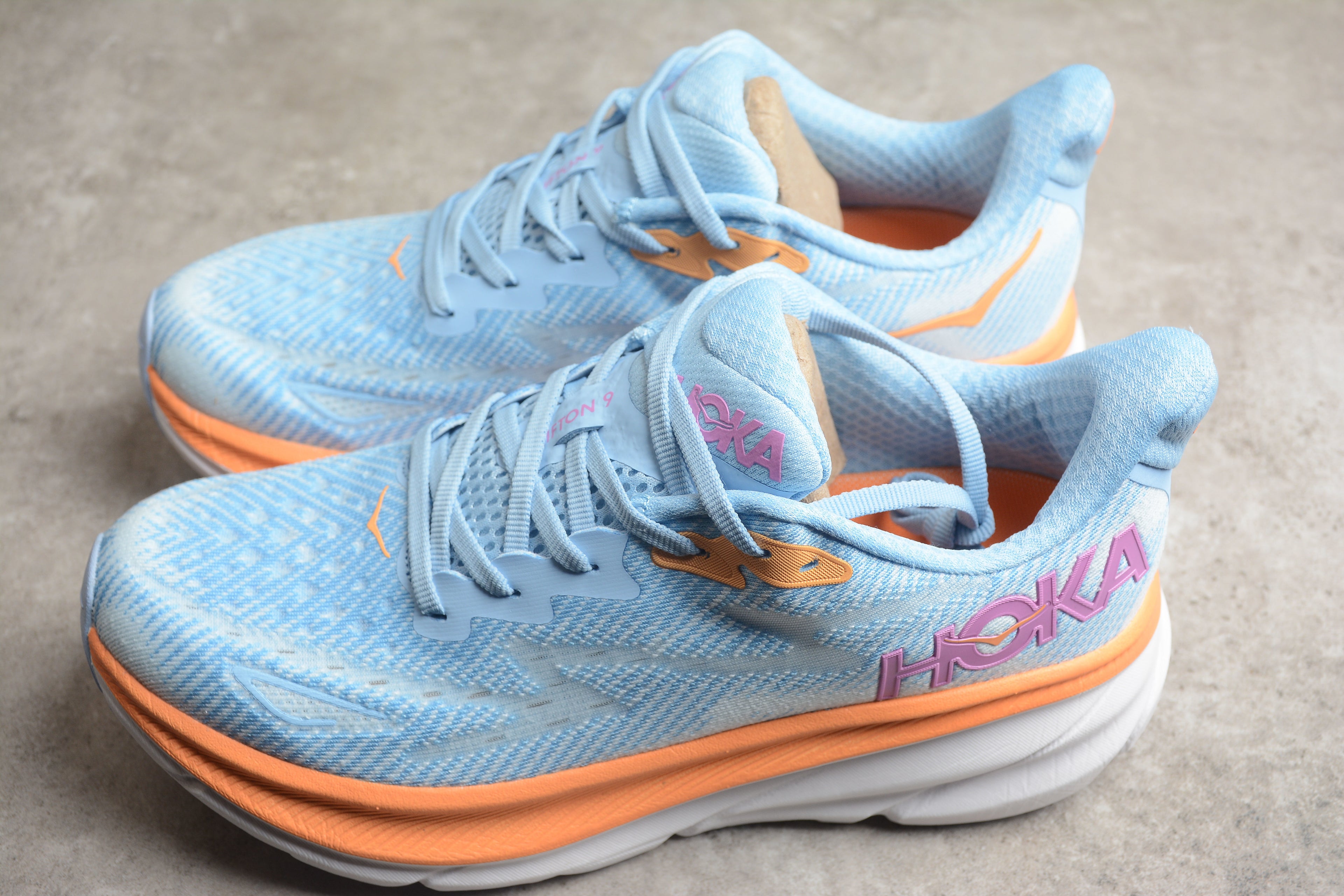 Hoka Clifton 9 – Azul Claro / Naranja