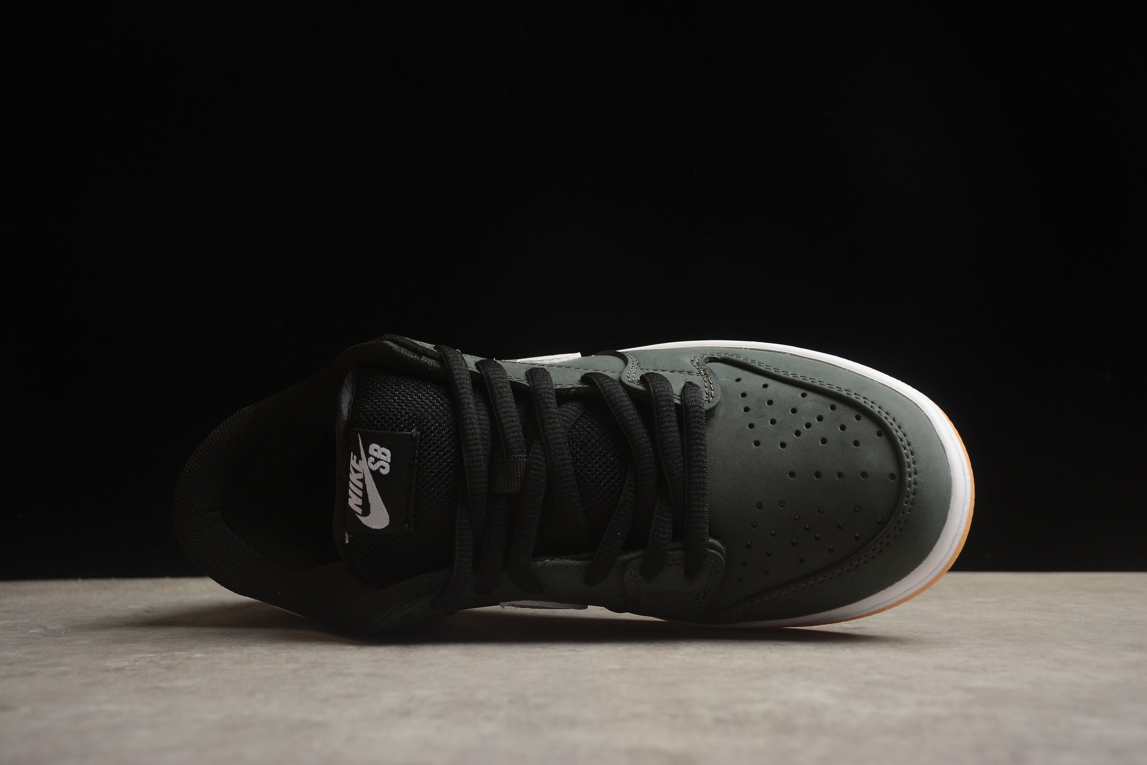 Dunk SB – Gris Oscuro / Blanco