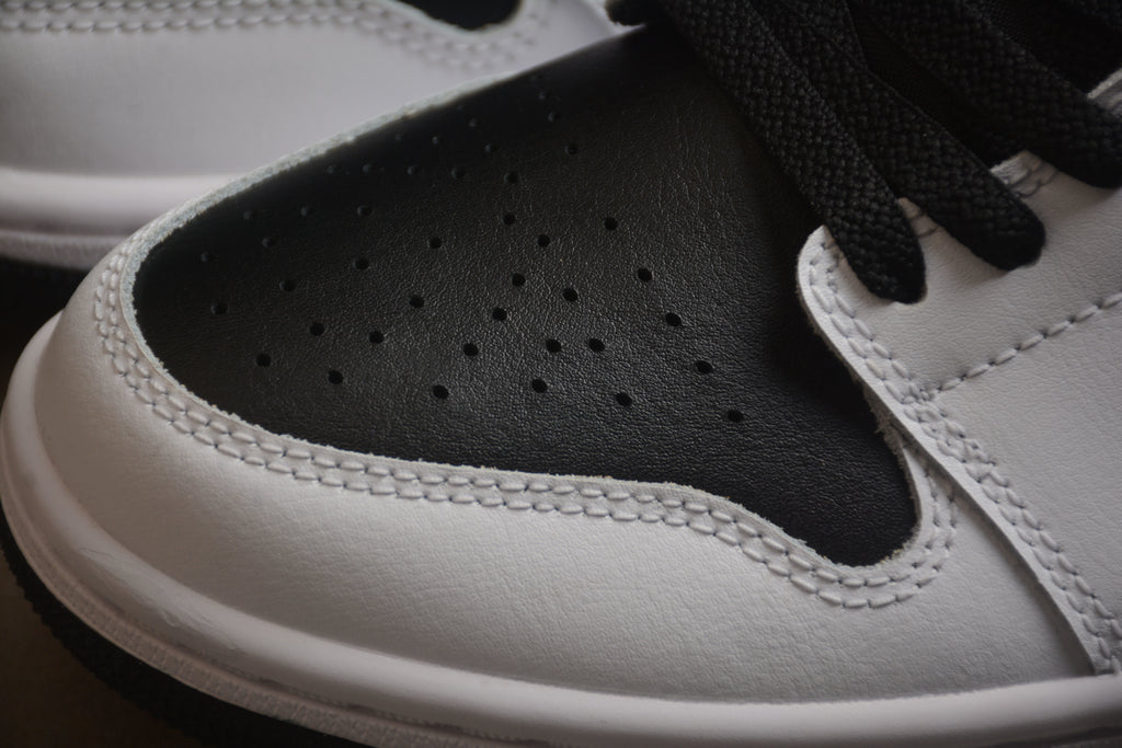 Jordan 1 Low – Blanco / Negro / Dorado