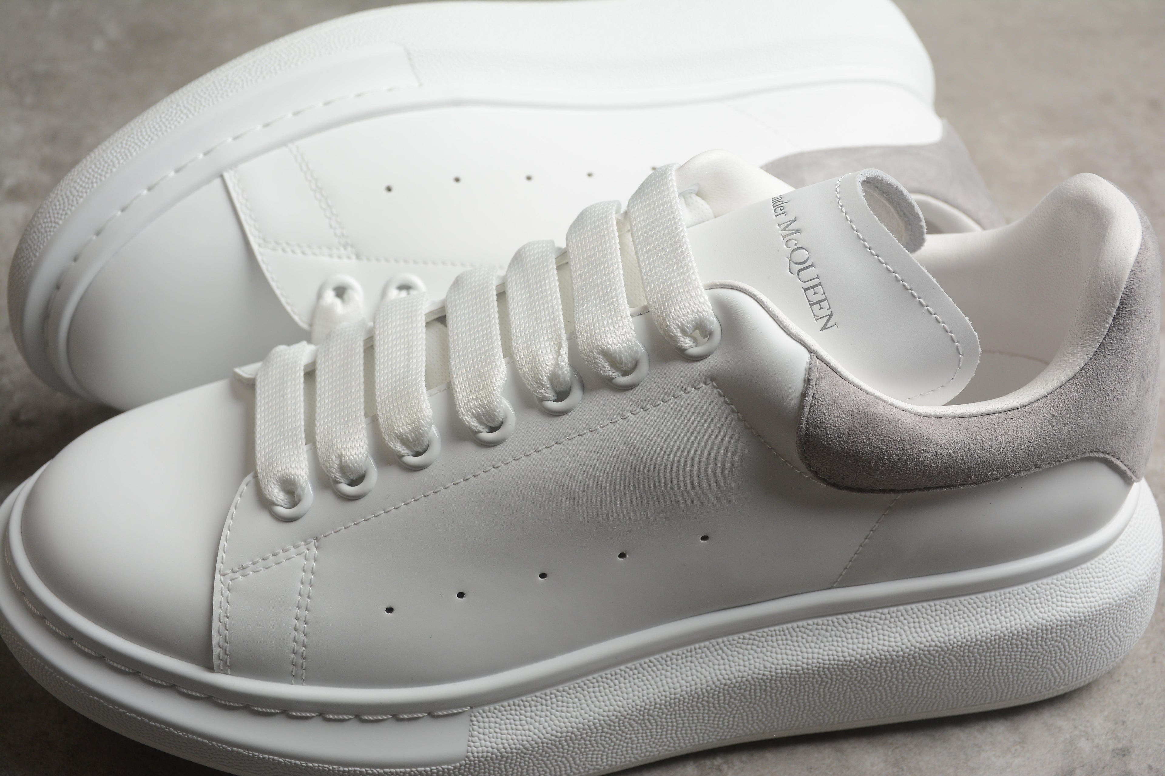 Alexander McQueen – Blanco / Gris