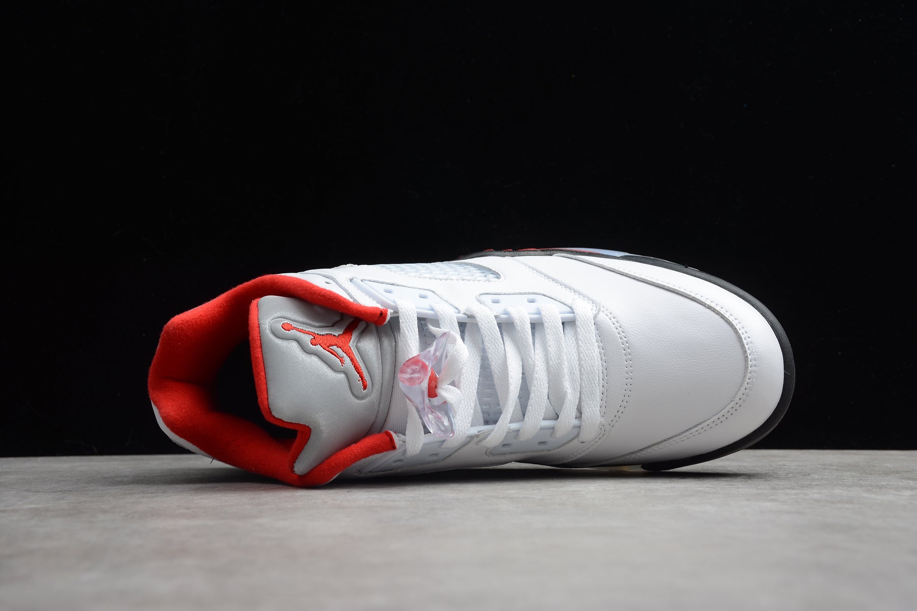 Air Jordan 5 – Blanco / Negro / Rojo