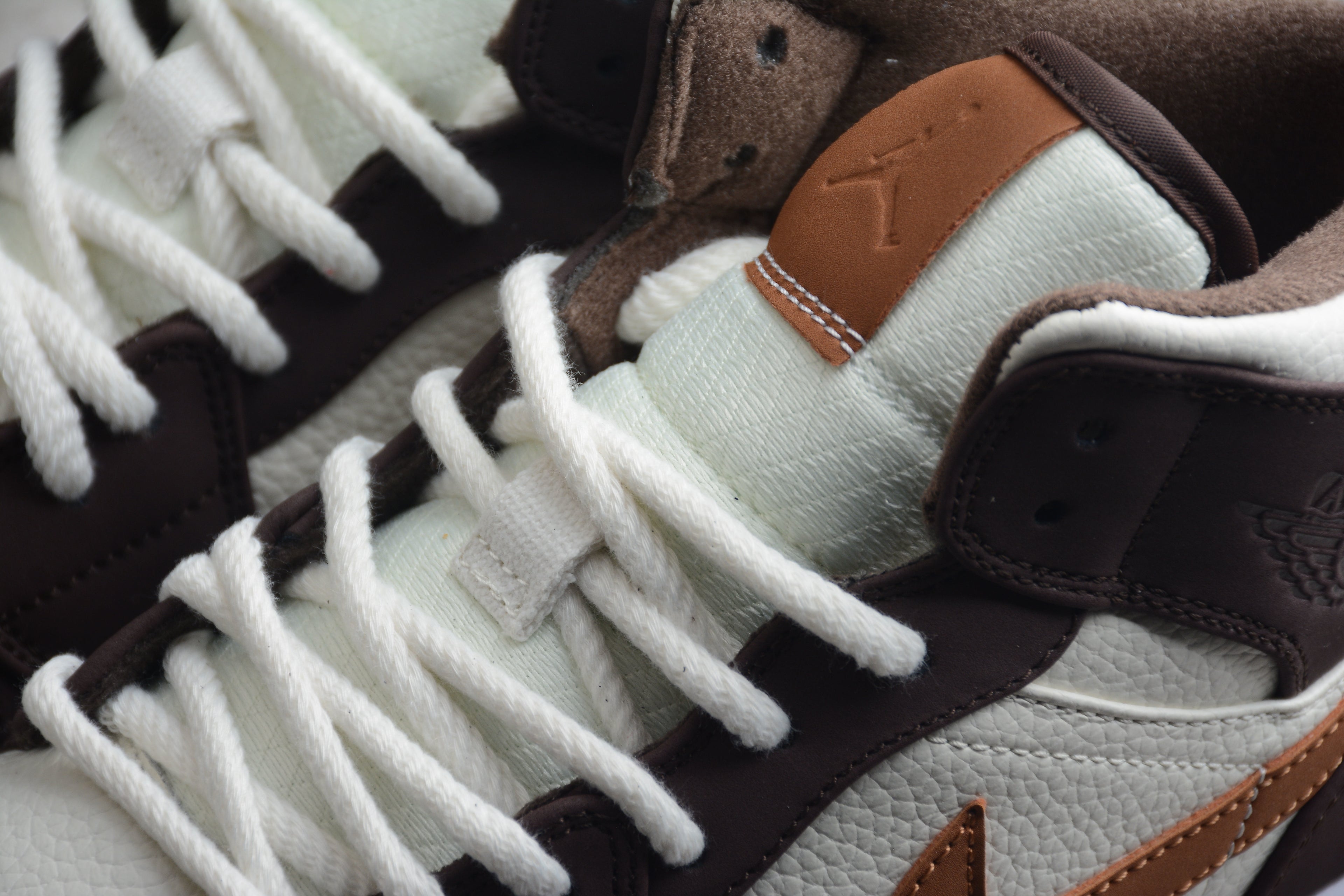 Air Jordan 1 Mid – Marrón / Beige