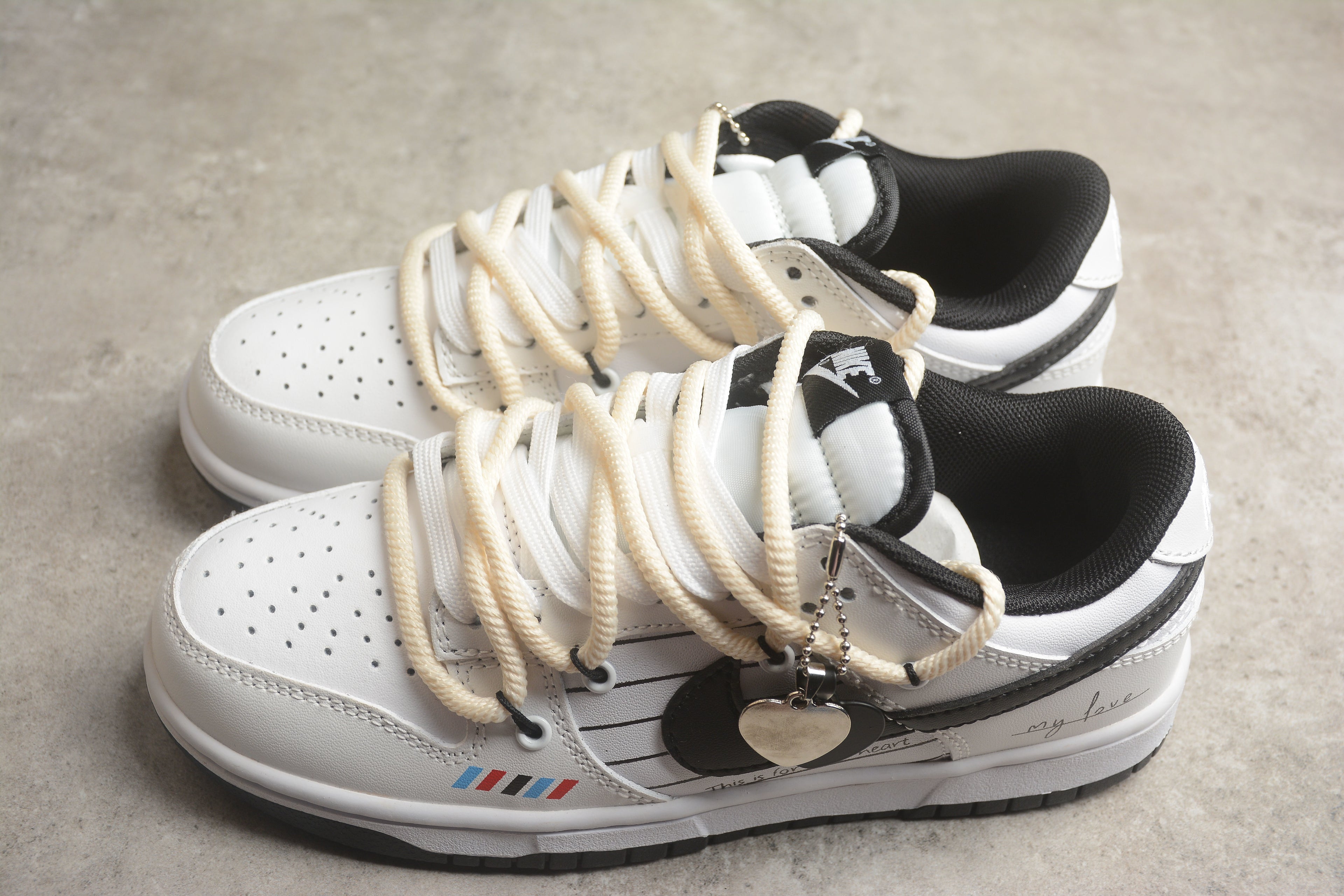 Dunk SB – Blanco / Negro