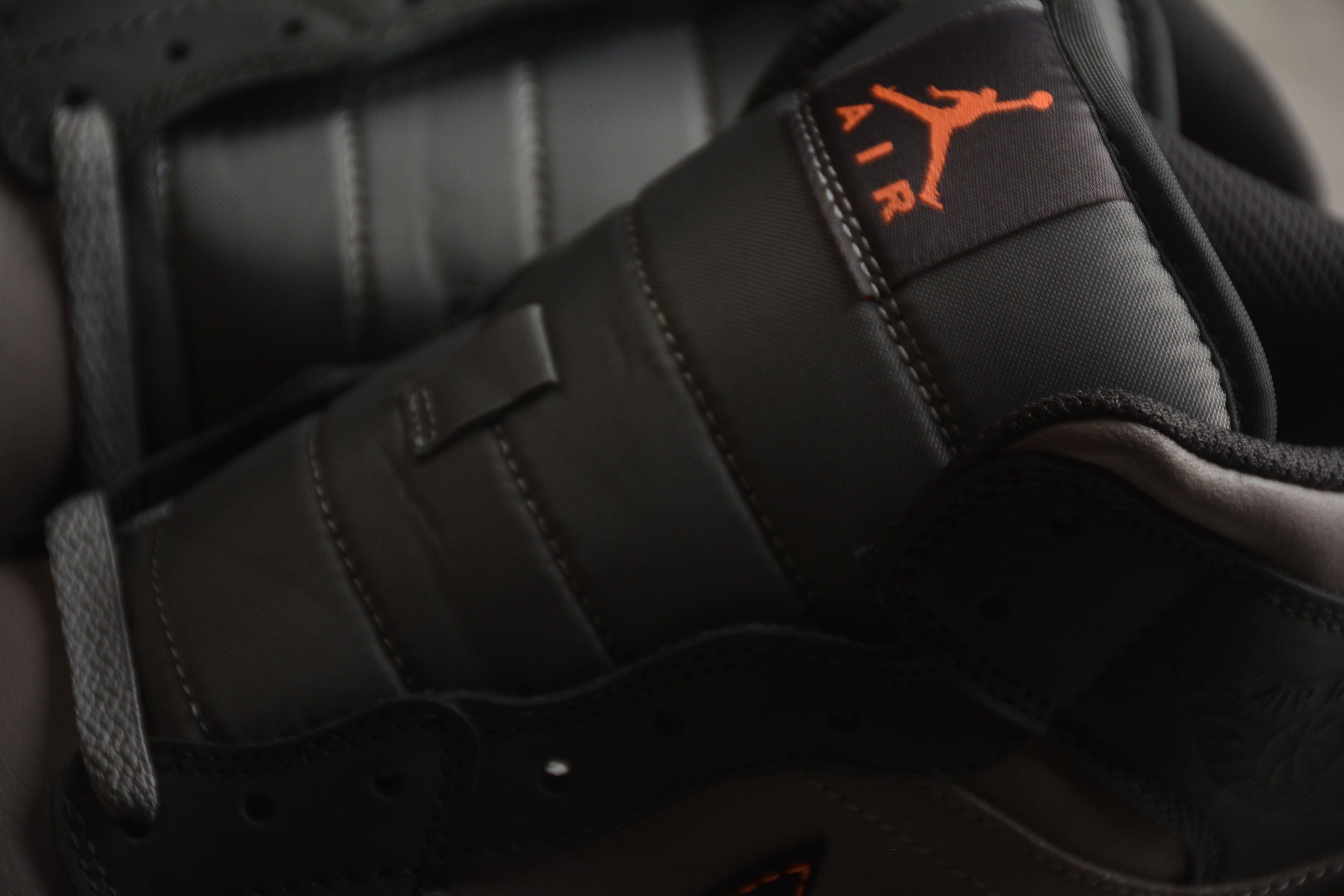 Air Jordan 1 Mid – Gris Oscuro / Marrón