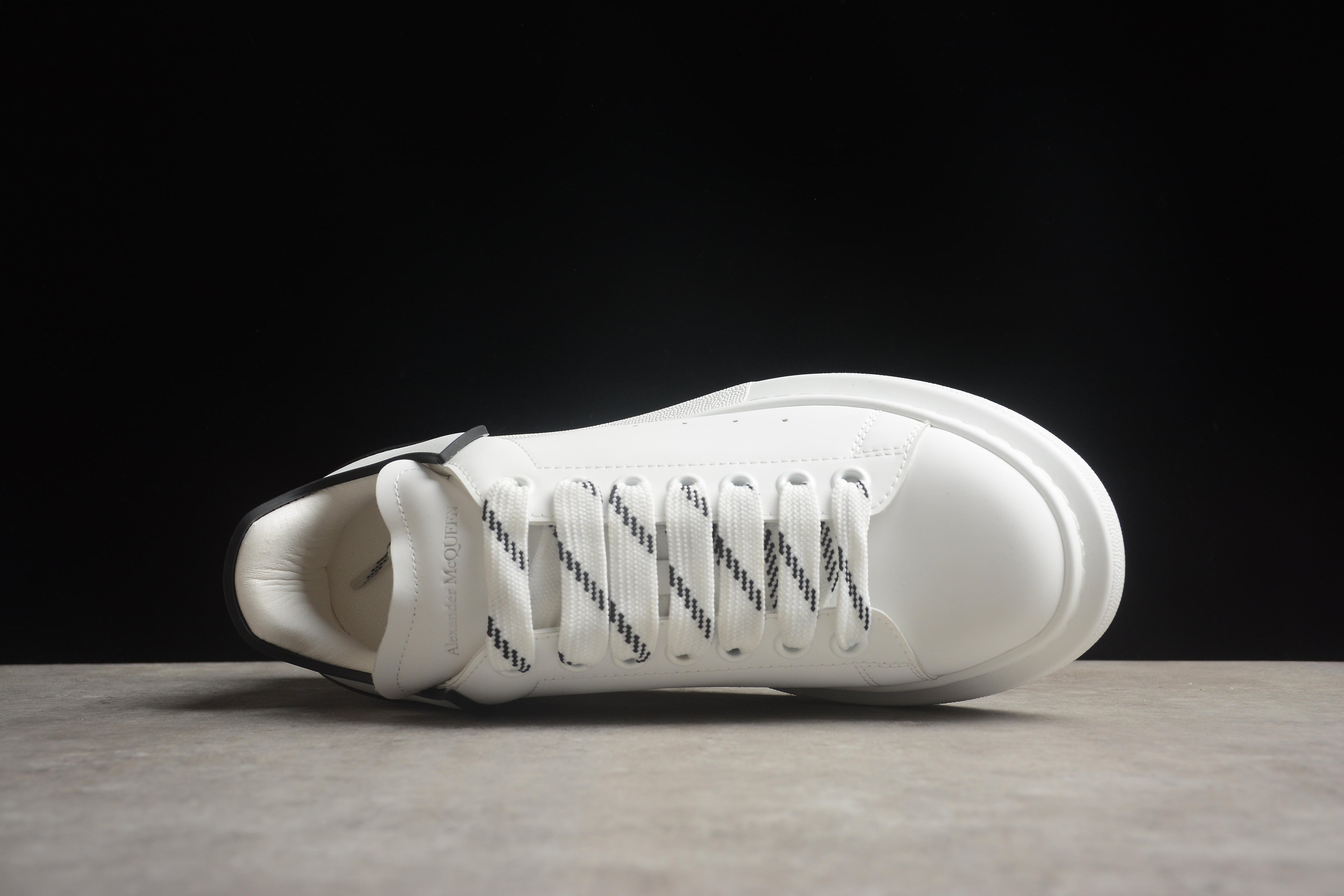 Alexander McQueen – Blanco / Líneas Negras