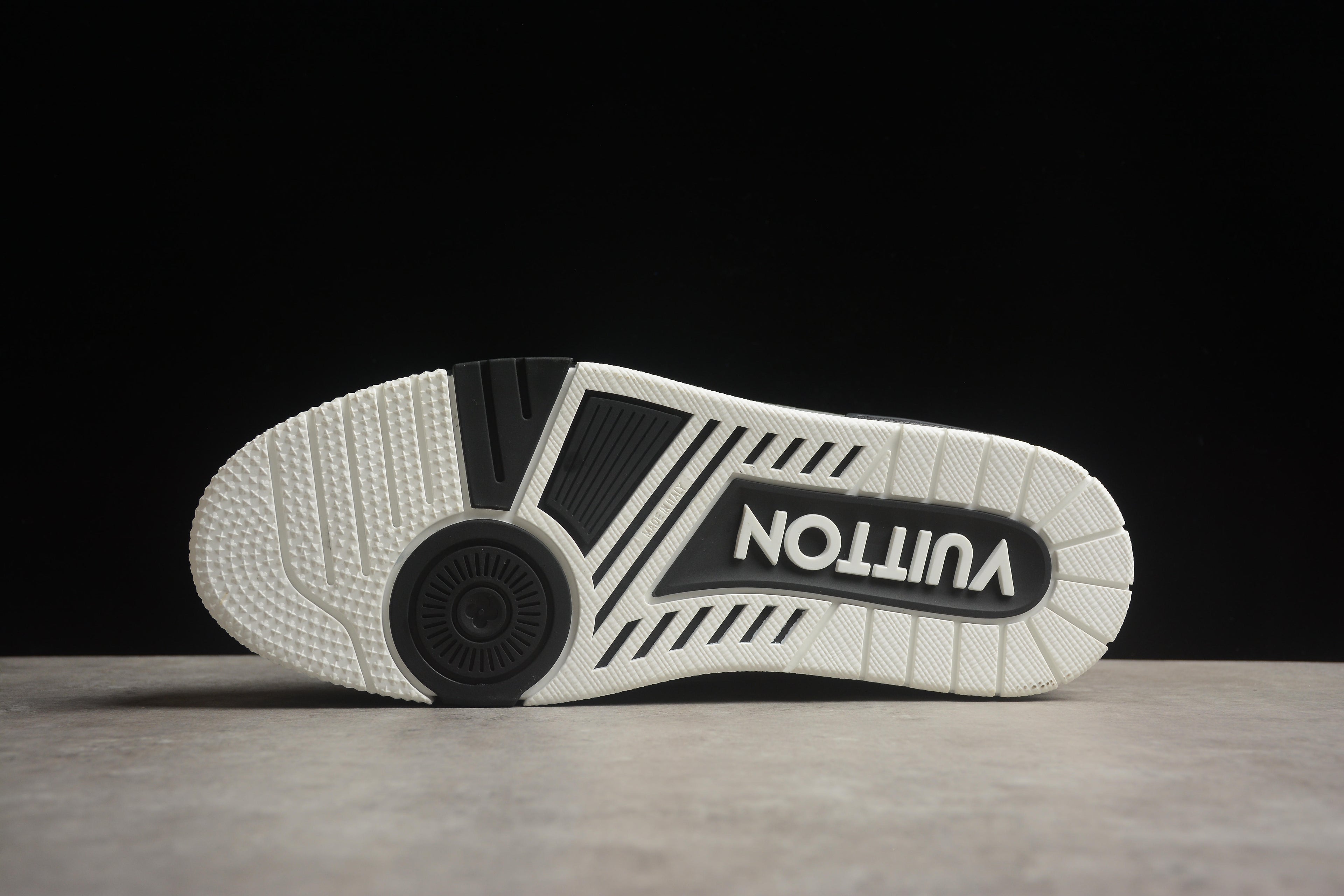 Louis Vuitton Trainer Low – Negro / Gris / Blanco