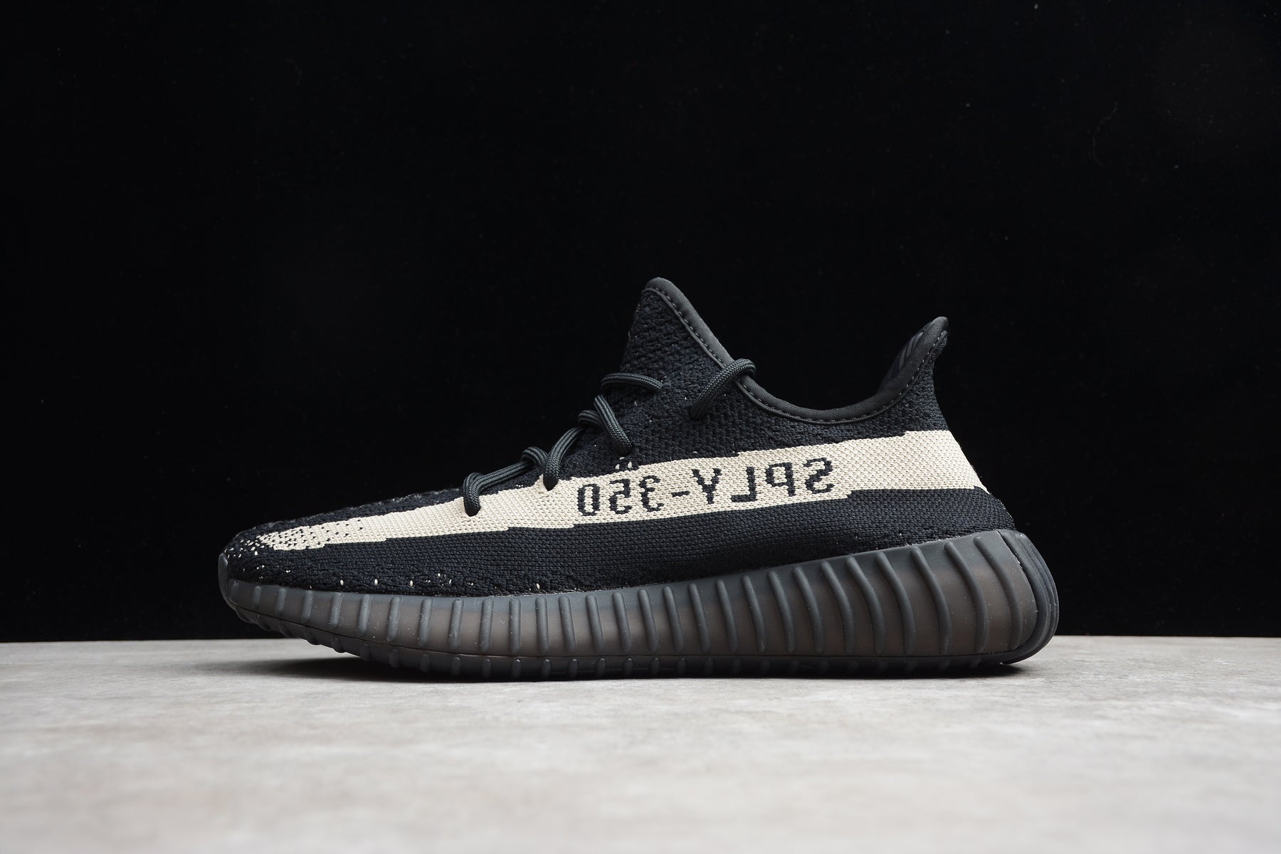Adidas Yeezy 350 – Negro / Blanco