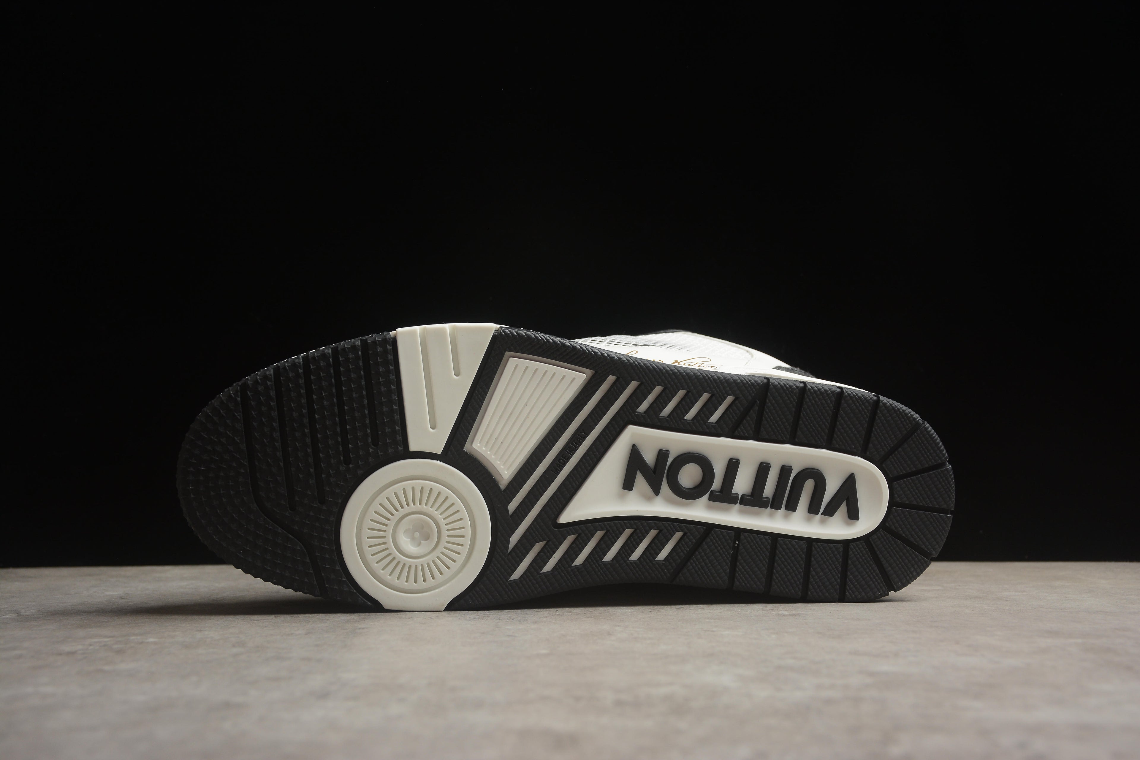 Louis Vuitton Trainer Low – Negro / Blanco