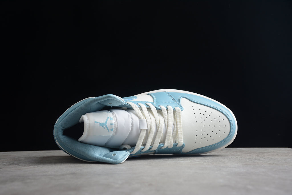 Air Jordan 1 Mid – Azul Claro / Blanco