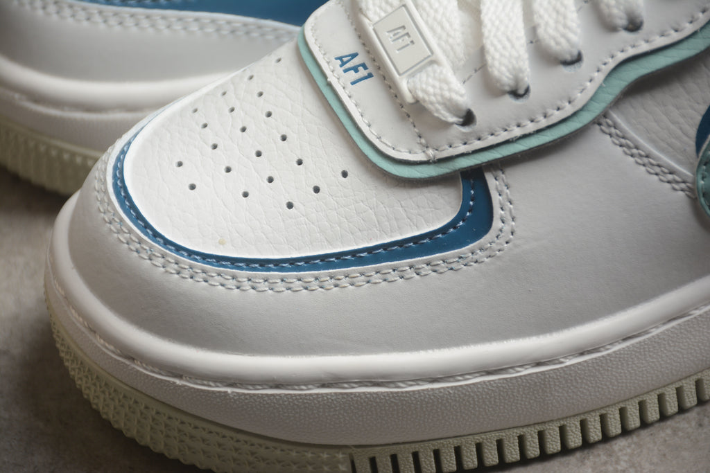 Air Force 1 Shadow – Blanco / Azul / Rosa