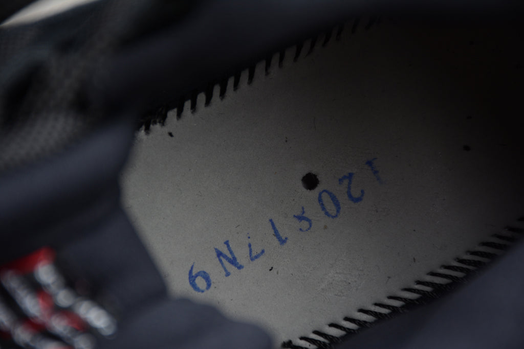 Air Jordan 11 – Negro / Rojo