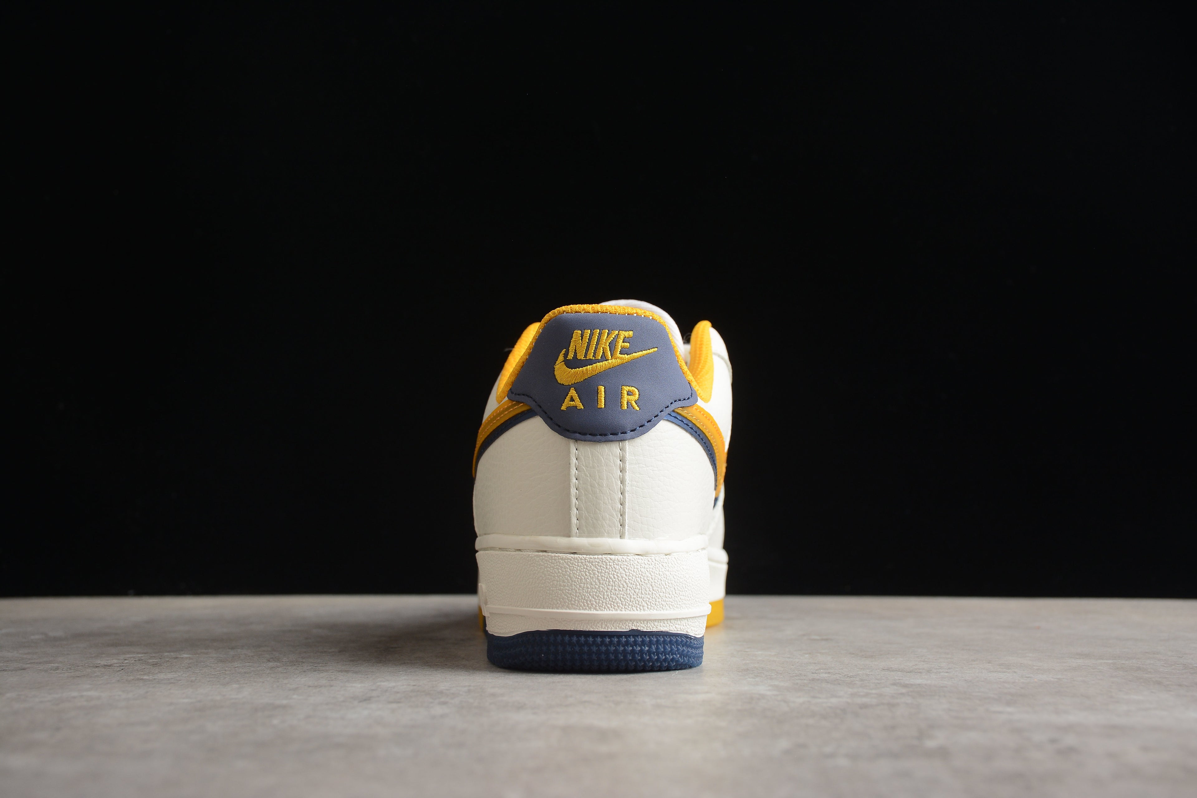 Nike Air Force 1 Low – Blanco / Amarillo / Azul