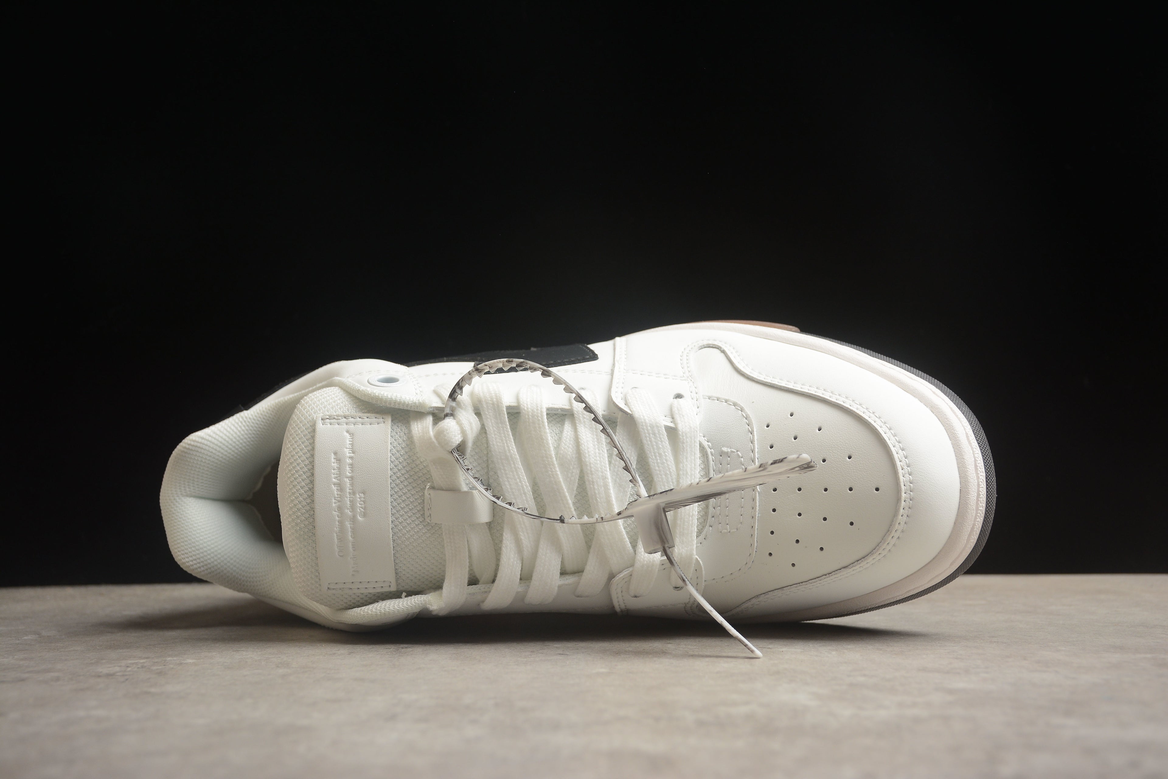 Off-White – Blanco / Negro