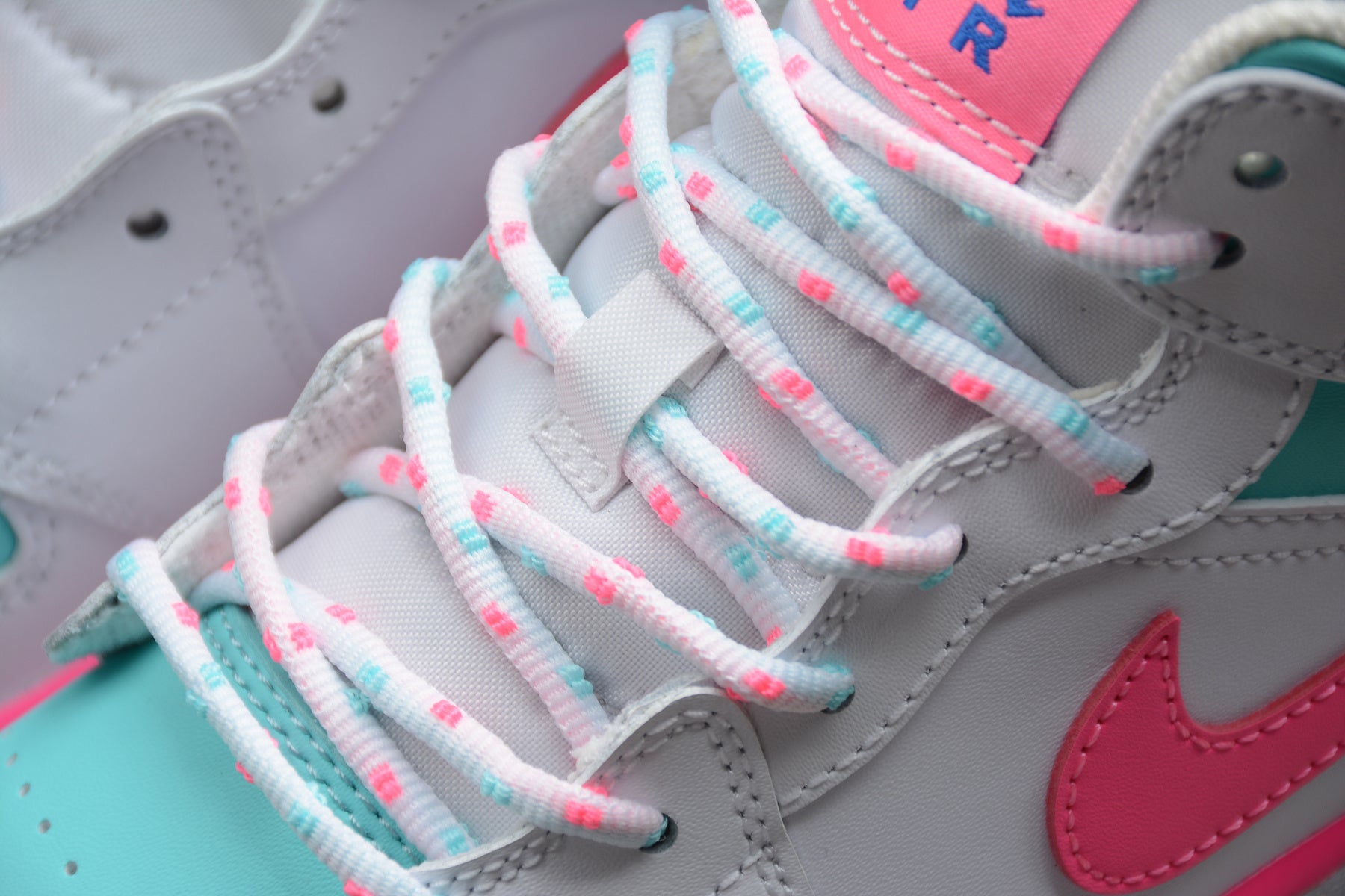 Air Jordan 1 Mid – Blanco / Rosa / Turquesa