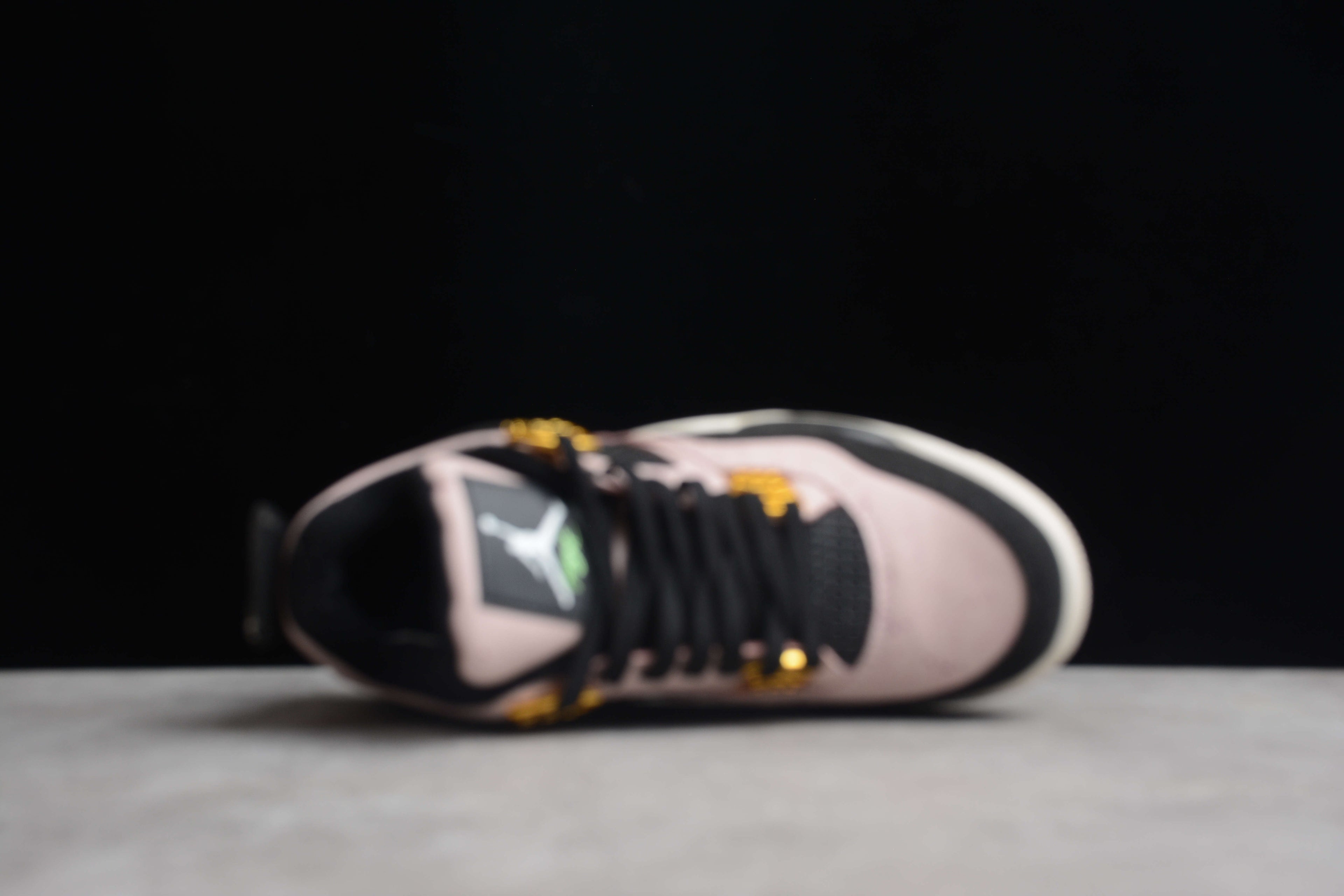 Air Jordan 4 – Rosa / Negro / Dorado