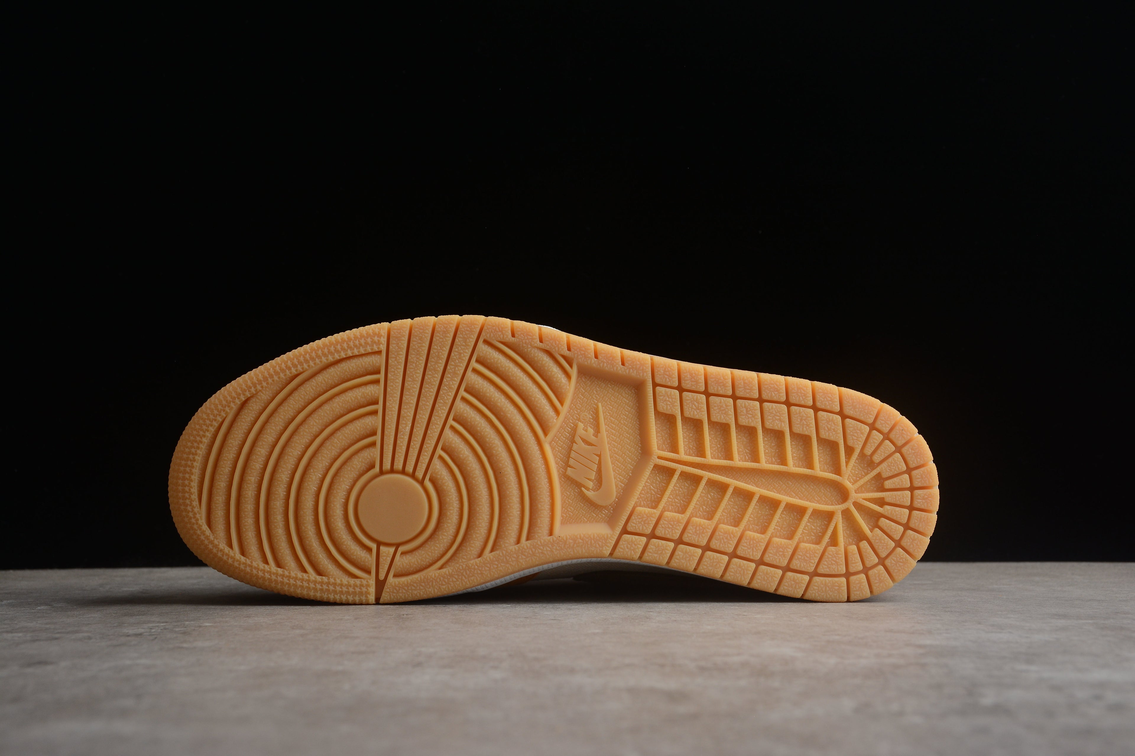 Jordan 1 Low – Amarillo / Beige