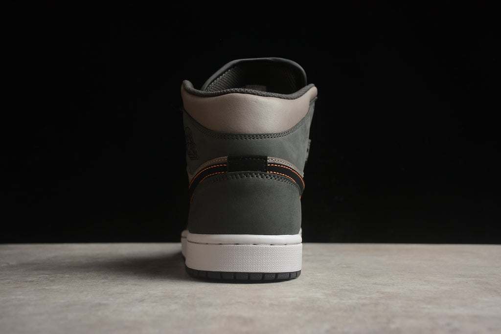 Air Jordan 1 Mid – Gris Oscuro / Marrón