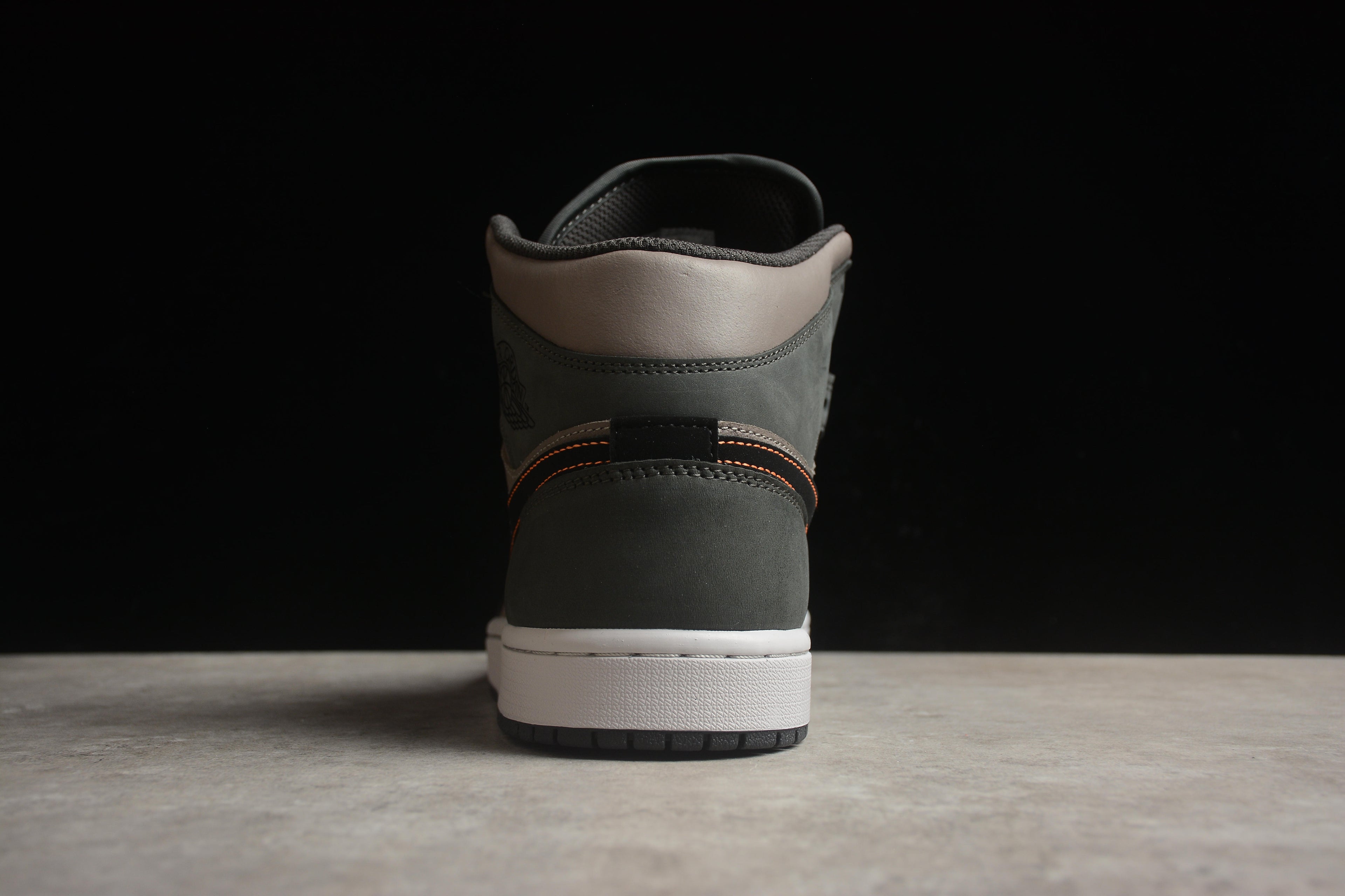 Air Jordan 1 Mid – Gris Oscuro / Marrón