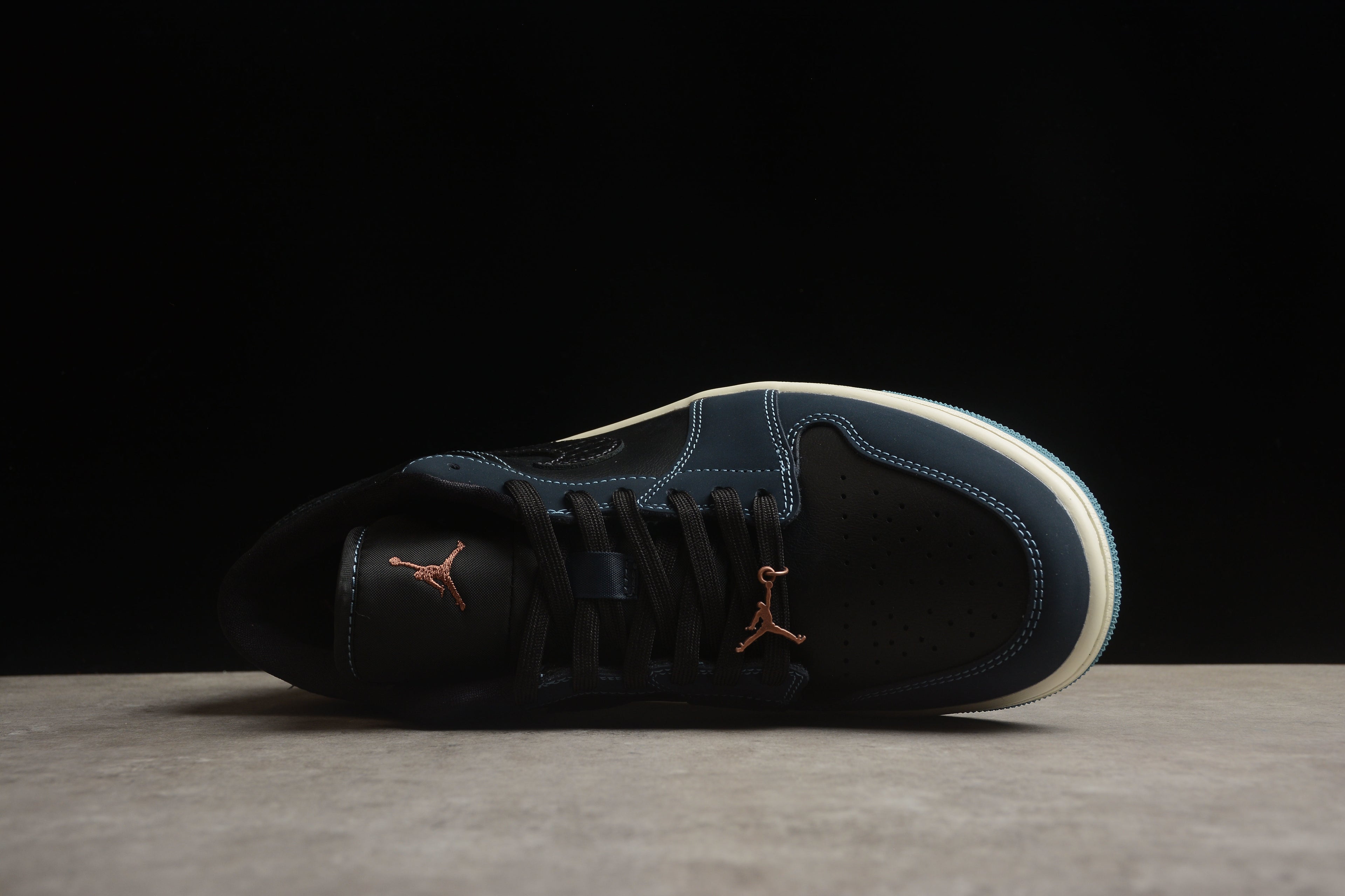 Jordan 1 Low – Negro / Azul Oscuro