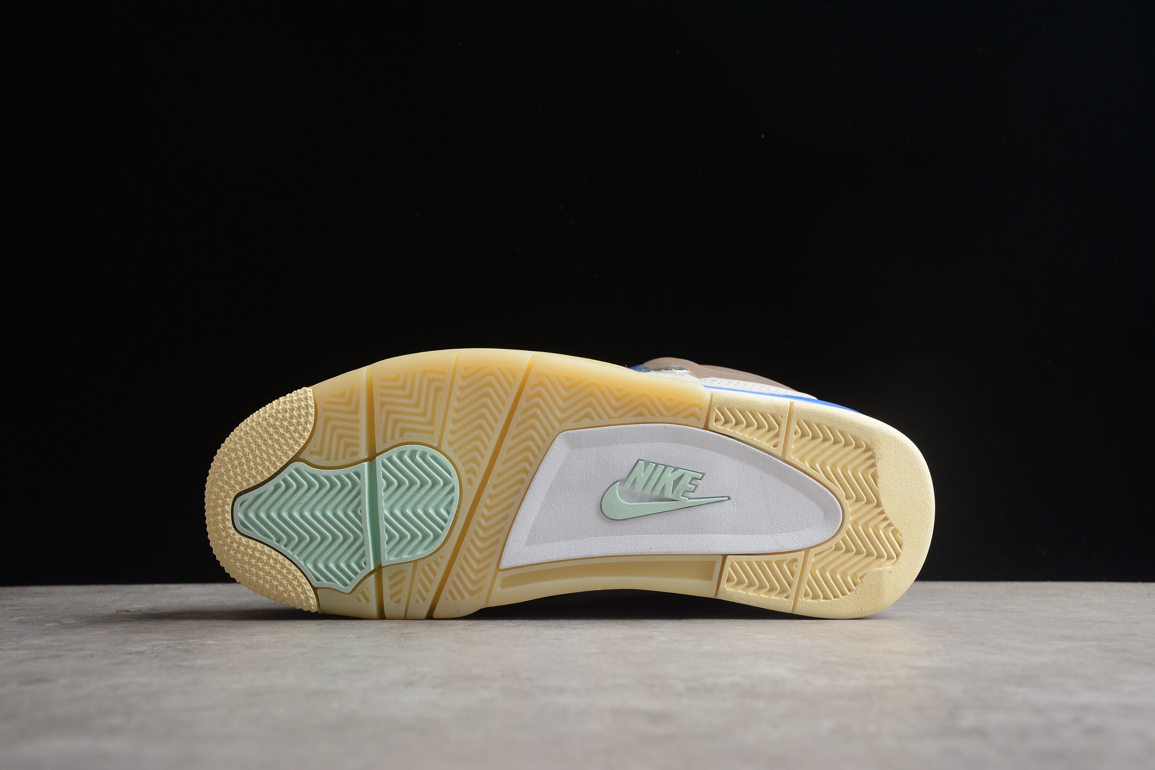 Air Jordan 4 – Gris / Azul