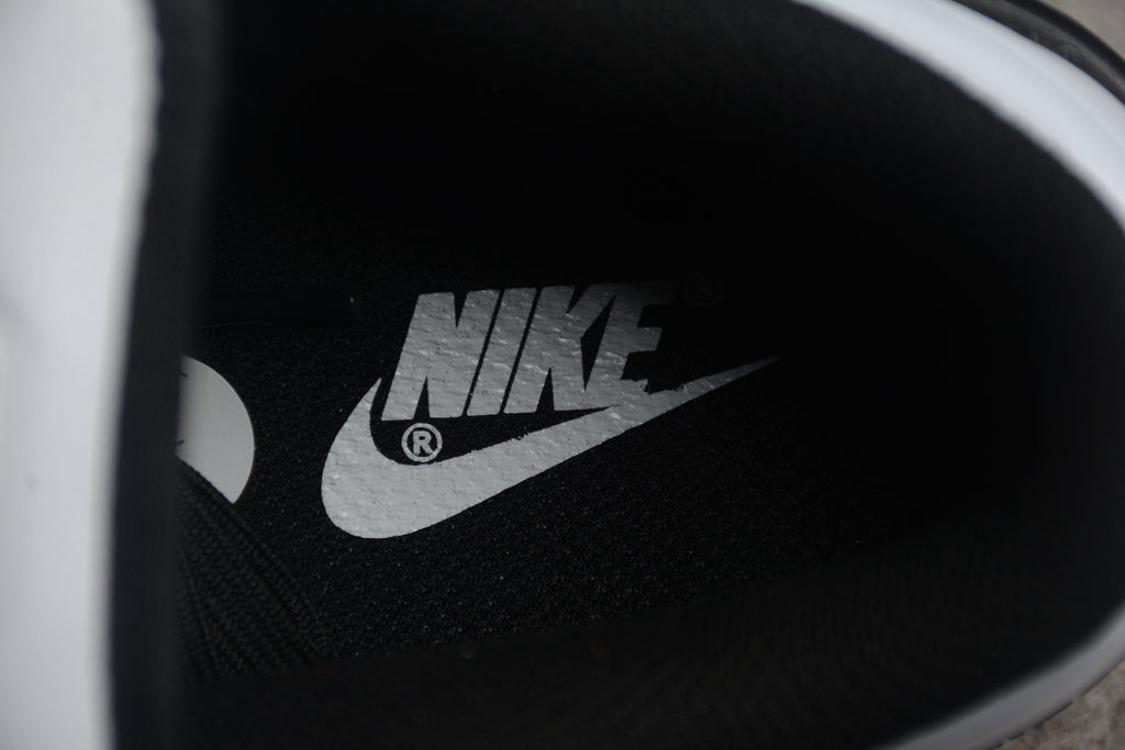 Dunk SB – Negro / Blanco