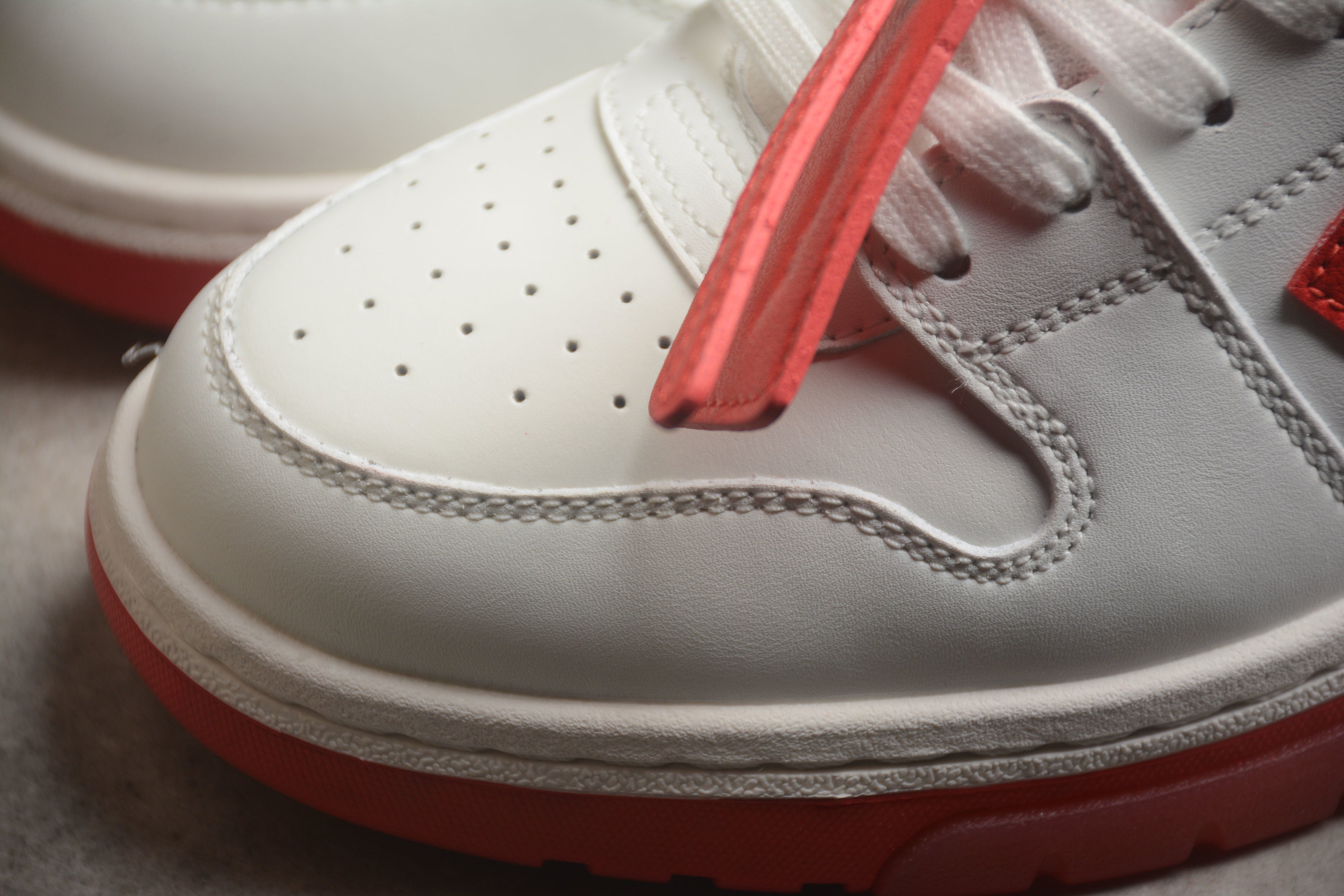 Off-White – Blanco / Rojo
