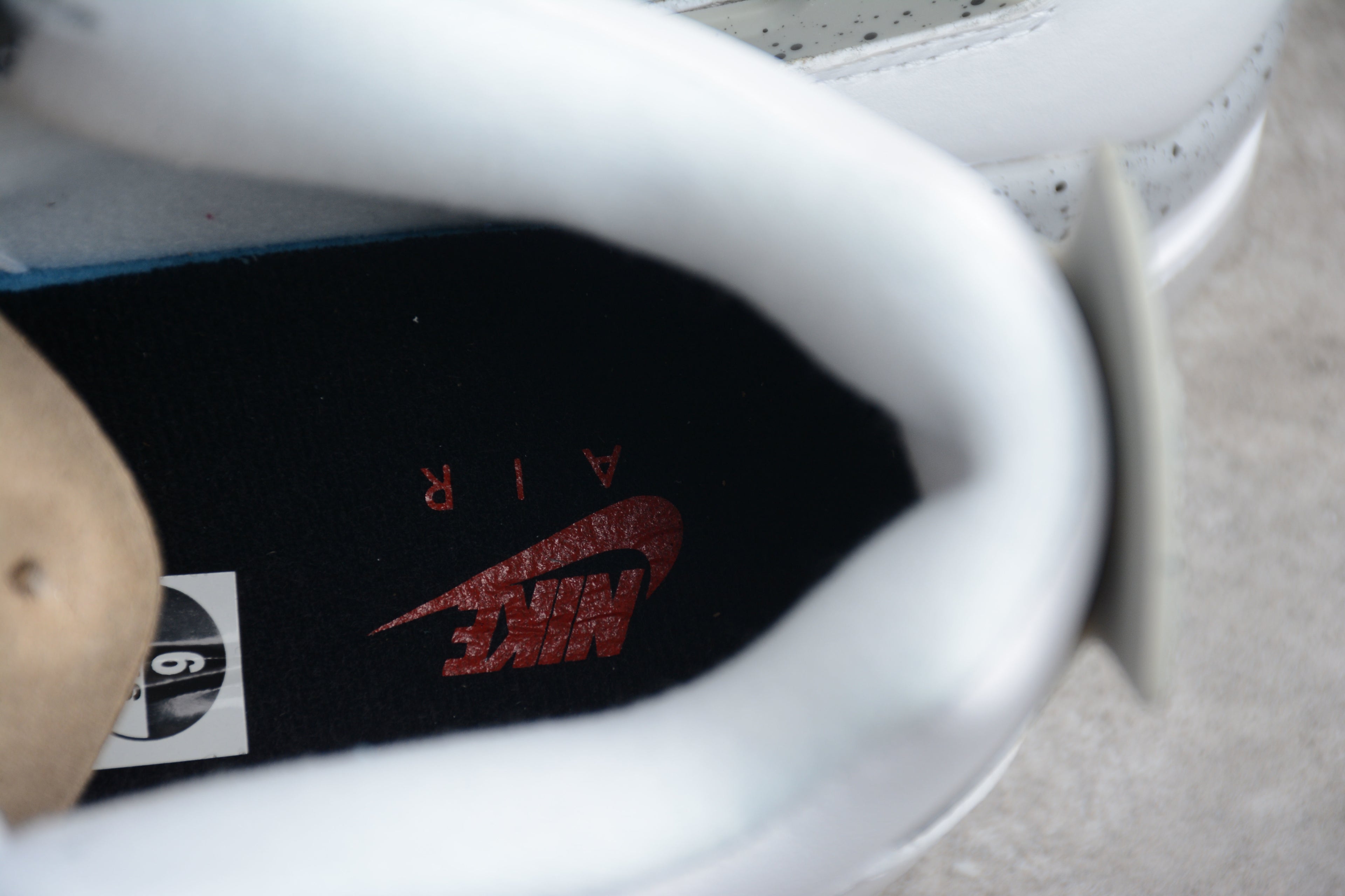 Air Jordan 4 – Blanco / Gris / Negro
