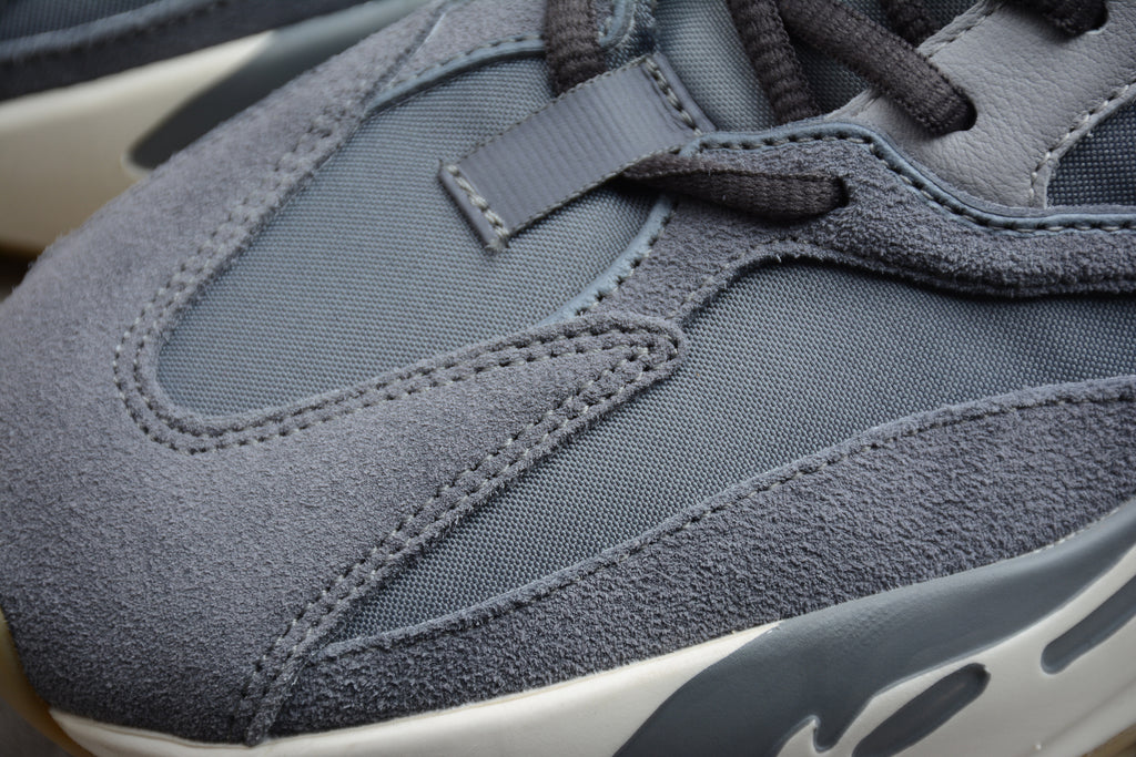 Adidas Yeezy 700 – Gris / Blanco