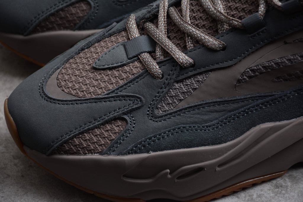 Adidas Yeezy 700 – Marrón