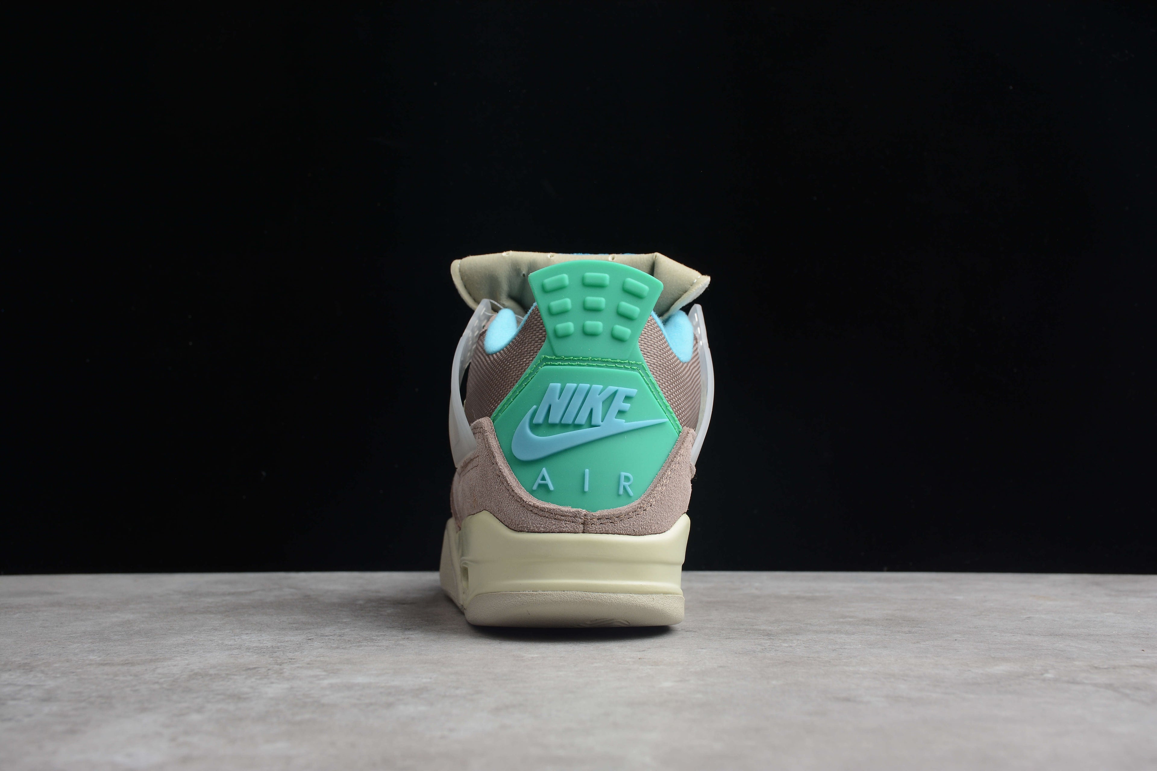 Air Jordan 4 – Marrón / Beige