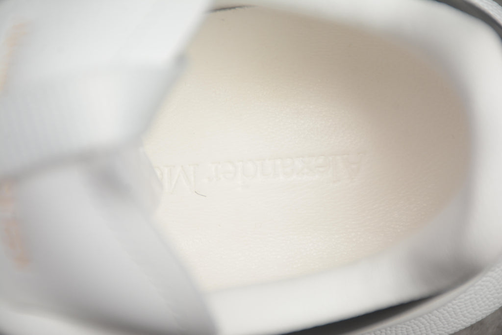 Alexander McQueen – Blanco / Negro / Letras Doradas